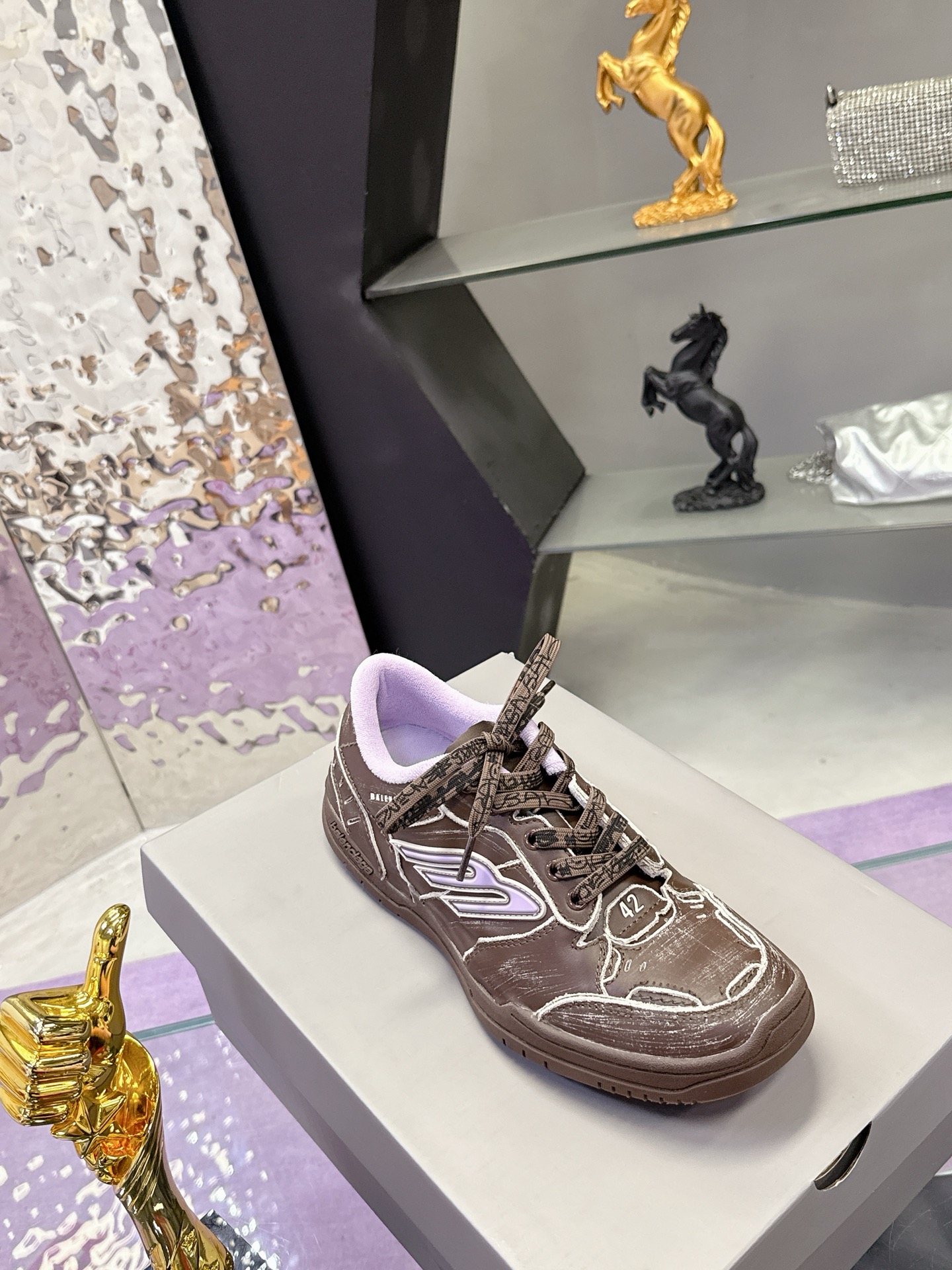“Balenciaga Paris Family Autumn/Winter Sneakers: Superstar Redgrass Design with Retro Vibes” - 图片 5