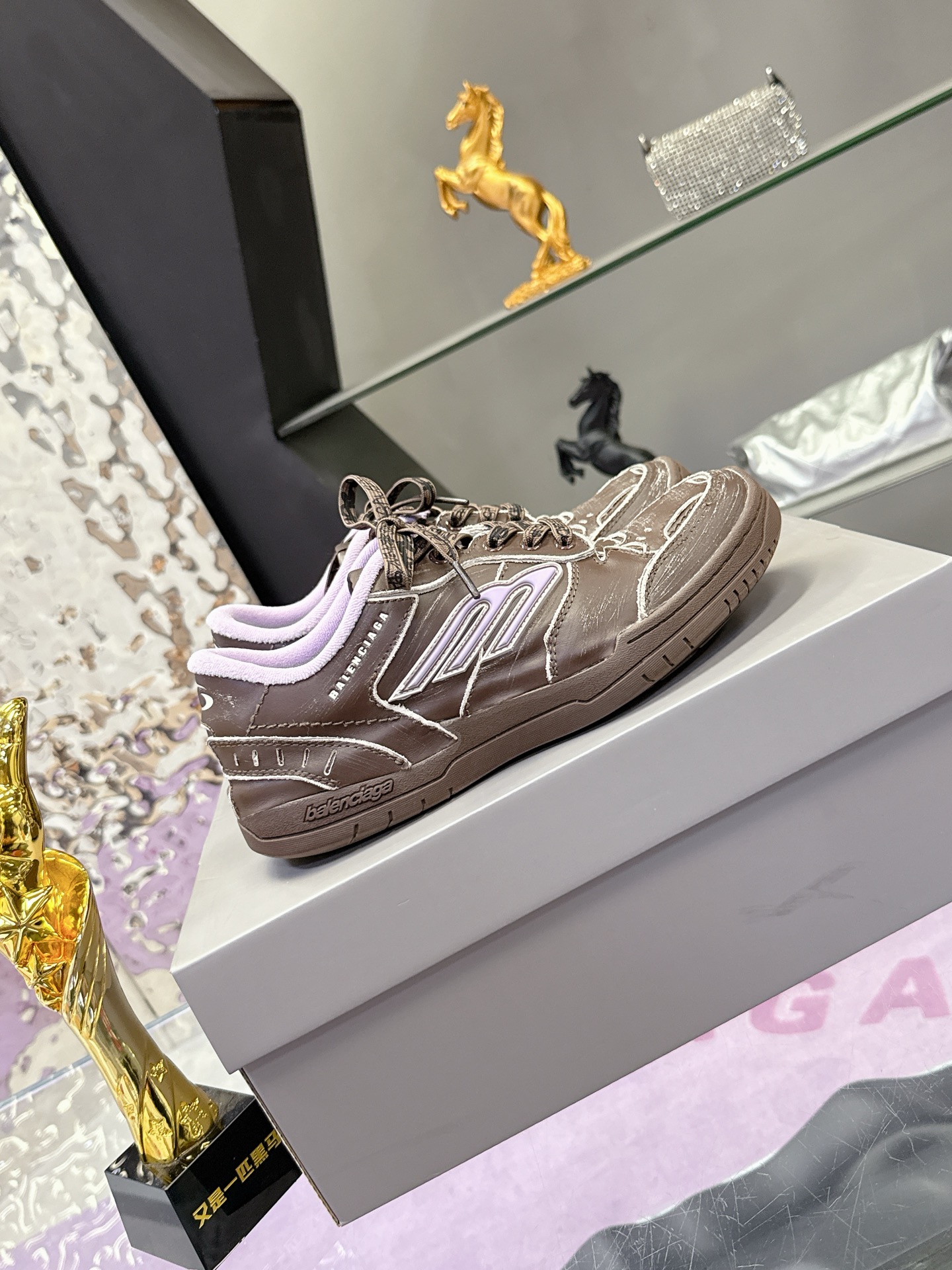 “Balenciaga Paris Family Autumn/Winter Sneakers: Superstar Redgrass Design with Retro Vibes” - 图片 2