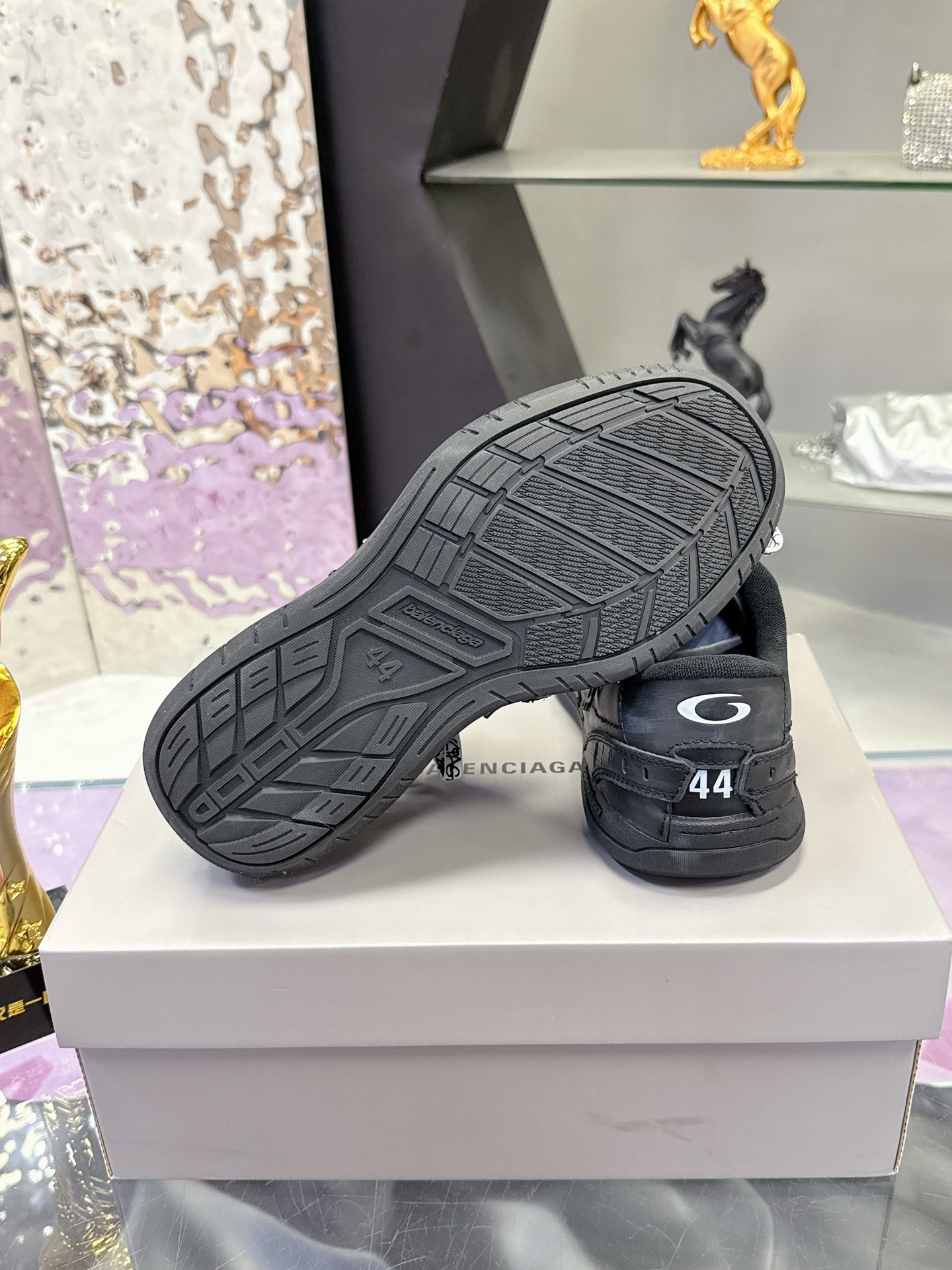 “Balenciaga Paris Family’s Autumn/Winter Hamp Tons Sneakers: Superstar Redgrass Design with Parisian B Sign, Retro Aesthetic” - 图片 8