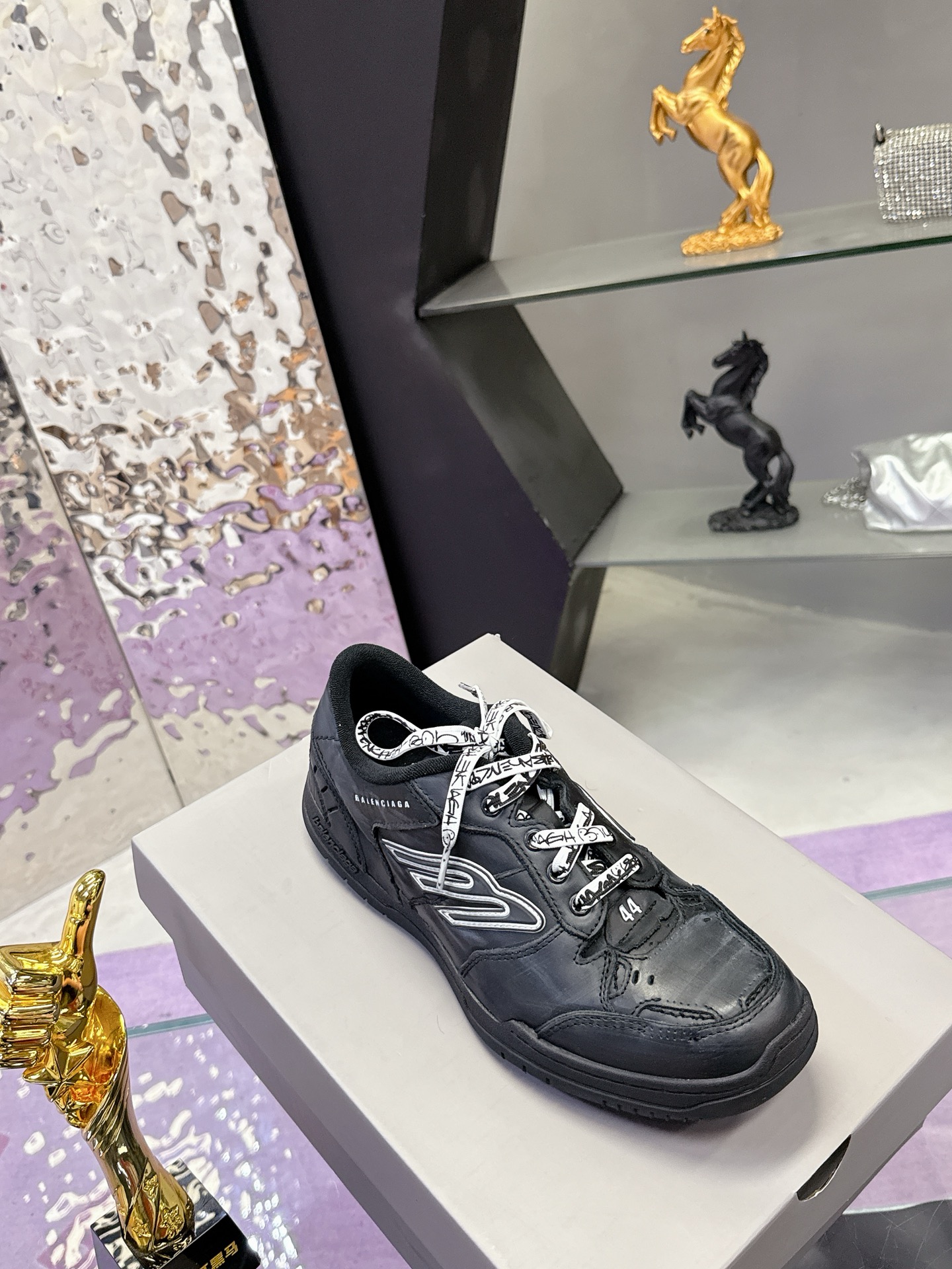 “Balenciaga Paris Family’s Autumn/Winter Hamp Tons Sneakers: Superstar Redgrass Design with Parisian B Sign, Retro Aesthetic” - 图片 5