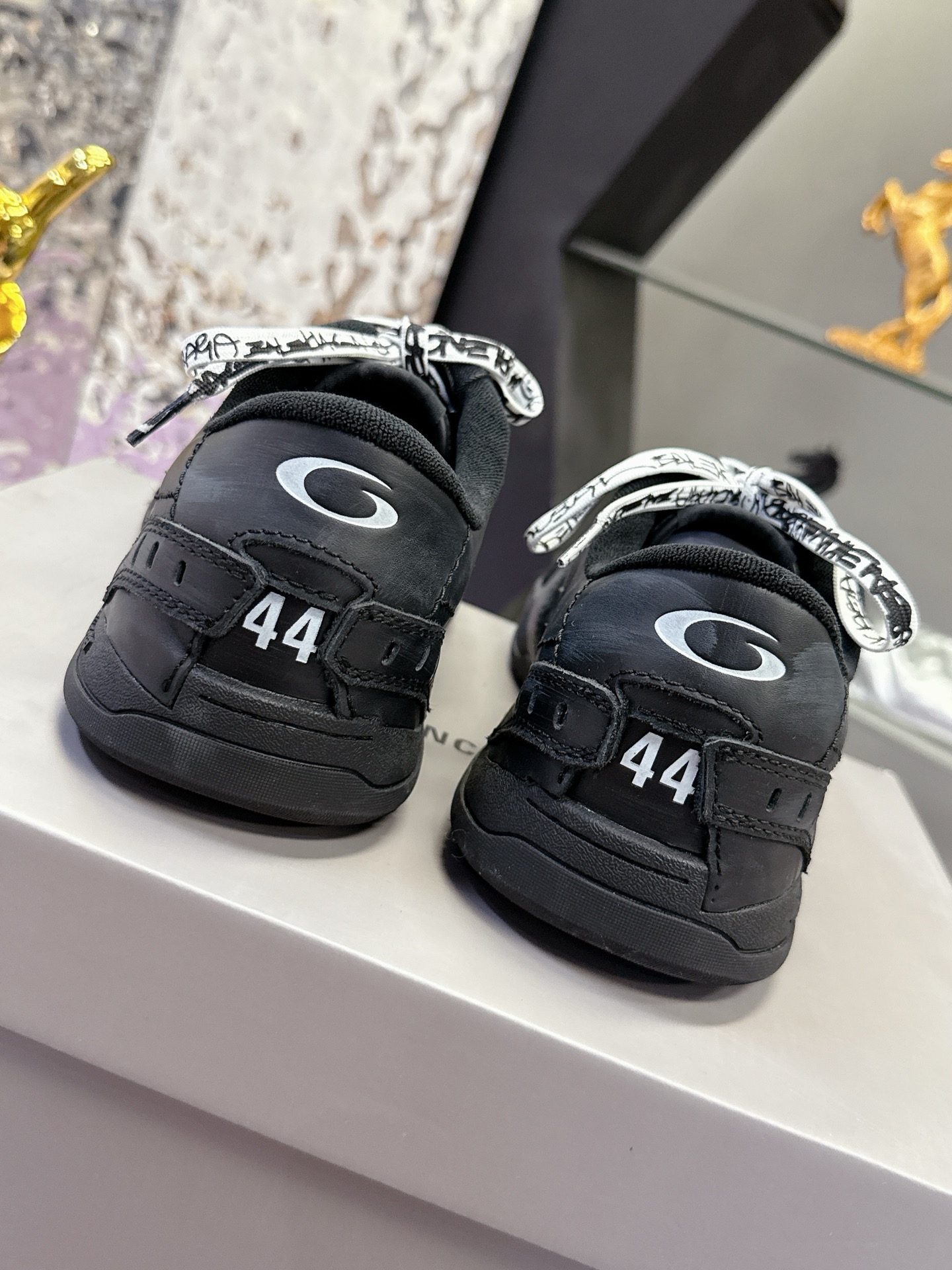 “Balenciaga Paris Family’s Autumn/Winter Hamp Tons Sneakers: Superstar Redgrass Design with Parisian B Sign, Retro Aesthetic” - 图片 7