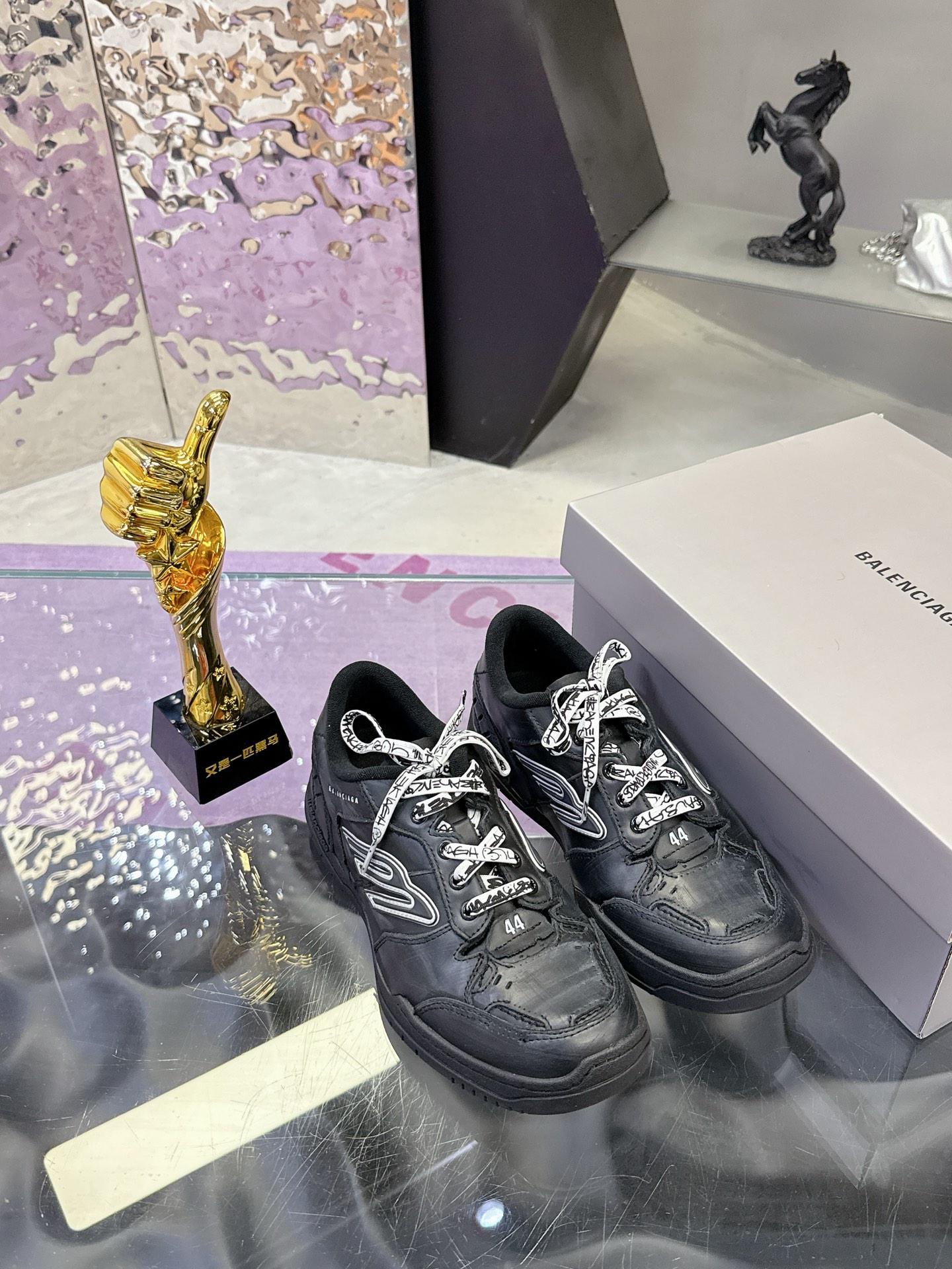 “Balenciaga Paris Family’s Autumn/Winter Hamp Tons Sneakers: Superstar Redgrass Design with Parisian B Sign, Retro Aesthetic” - 图片 4