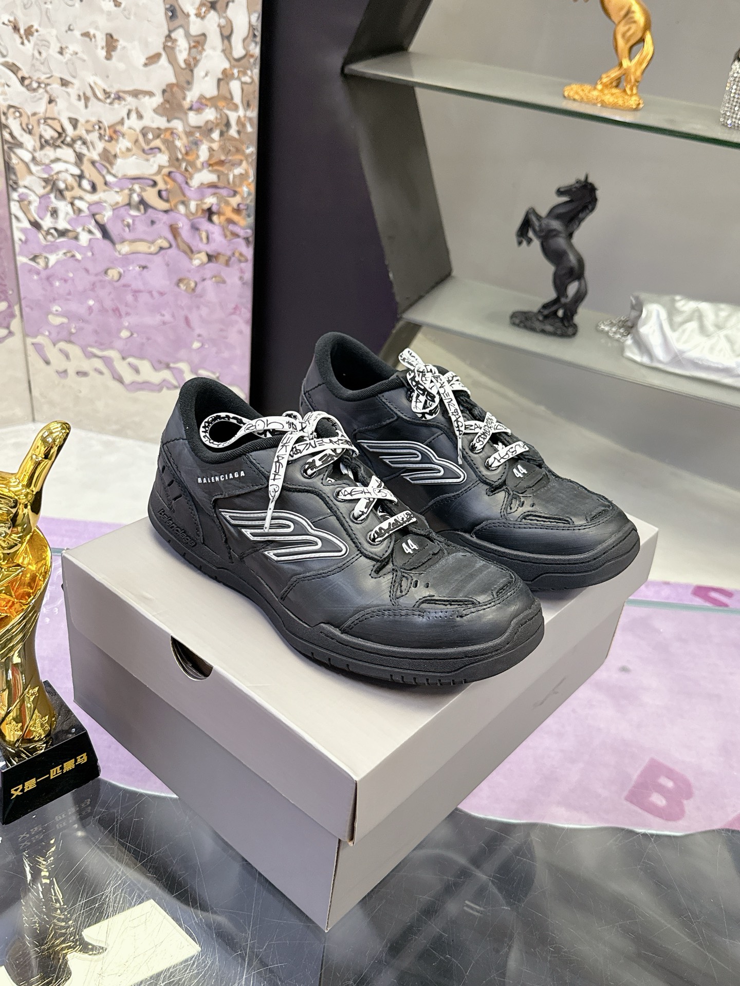 NO:535935,BaLenciaga's latest autumn and winter Hamp tons couple sneakers. Many celebrity celebrity grasses are based on classic shoes. The Paris B logo with recognizable sides creates a streamlined outline. The upper is asymmetrical tailoring design supplemented by burrs. It is full of old marks. The worn edges are exposed. The stitching and hole marks are loose in the details. The scratch marks and asymmetrical design create a retro and casual atmosphere. The laces have a raven-style brand logo and curved toe structure, and the unruly and personality with DIY. It demonstrates a unique hand-made texture and recreates a casual aesthetic model. The original imported fabric is imported cowhide, the inner short velvet cloth, the sole is original open molded rubber combination sole. Size: 35-40  Men's 39-45, casual shoes/sports shoes, balenciaga, balenciaga, balenciaga, sneakers, cowhide19860909BaLenciaga巴黎世家最新秋冬款Hamp tons情侣运动鞋   超多明星网红种草 它以经典鞋履为原型 侧面极具辨识度的巴黎家B标志 打造流线型轮廓 鞋面釆用不对称剪裁设计辅以毛边 满是做旧痕迹 磨损边缘外露缝线 细节处松脱的缝线以及车孔痕辸 刮擦痕辸与不对称设计营造出复古随性氛围. 鞋带外途鸦式品牌标识与弯曲鞋头结构、自带DIY的不羁与个性 彰显独具一格的手工质感、再造休闲美学典范 面料原版进口头层牛皮 内里短绒布 鞋底原版开模橡胶组合大底 Size:35—40 男39-45,休闲鞋/运动鞋,balenciaga,balenciaga,balenciaga,sneakers,cowhide,Women's Shoes