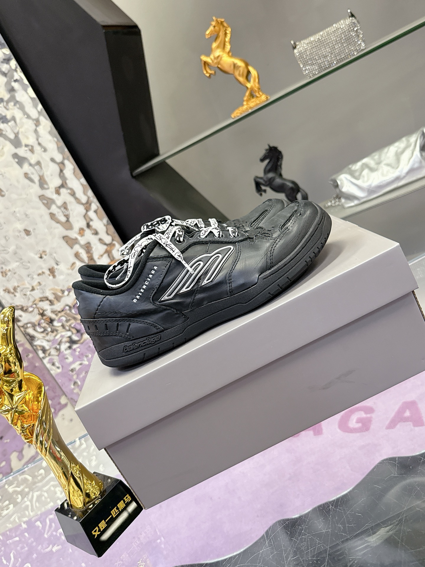 “Balenciaga Paris Family’s Autumn/Winter Hamp Tons Sneakers: Superstar Redgrass Design with Parisian B Sign, Retro Aesthetic” - 图片 2