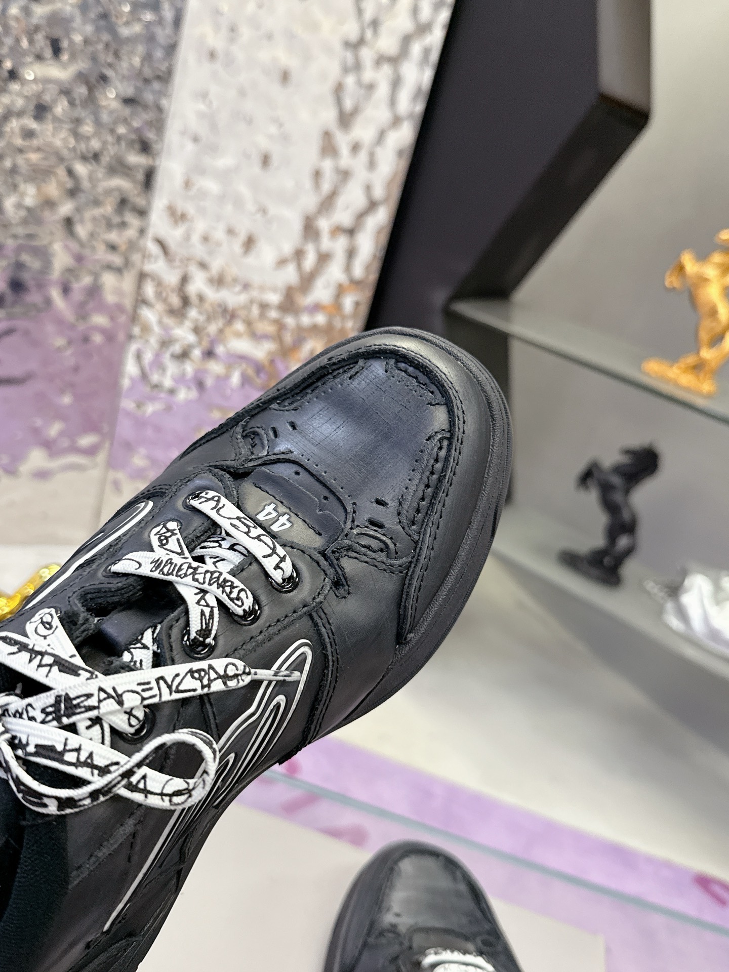 “Balenciaga Paris Family’s Autumn/Winter Hamp Tons Sneakers: Superstar Redgrass Design with Parisian B Sign, Retro Aesthetic” - 图片 9