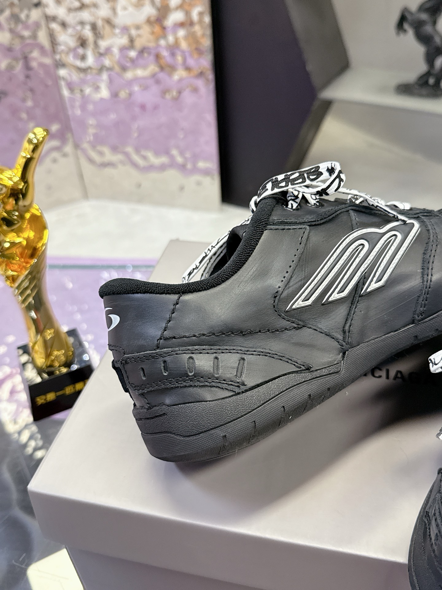 “Balenciaga Paris Family’s Autumn/Winter Hamp Tons Sneakers: Superstar Redgrass Design with Parisian B Sign, Retro Aesthetic” - 图片 6