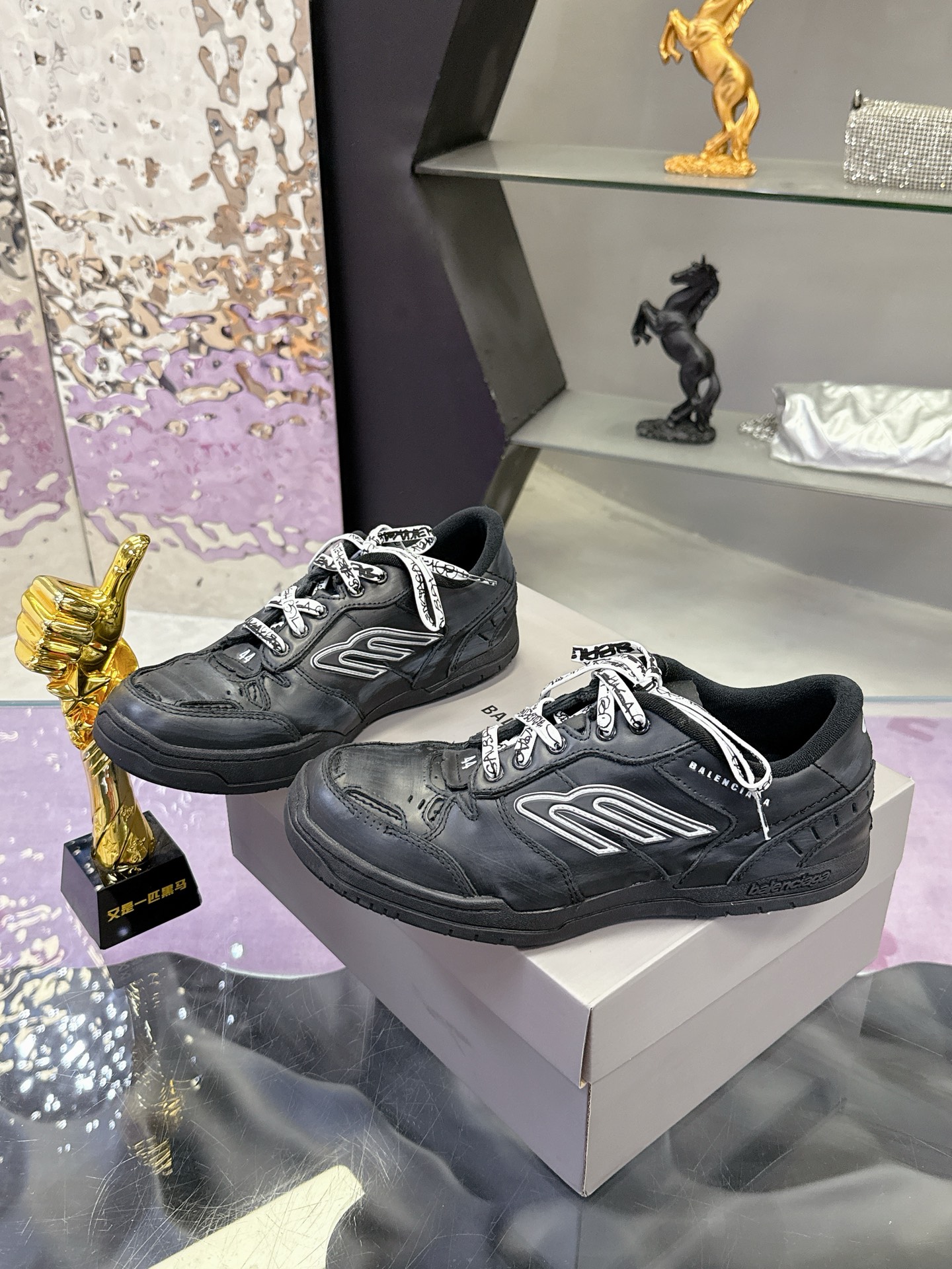 “Balenciaga Paris Family’s Autumn/Winter Hamp Tons Sneakers: Superstar Redgrass Design with Parisian B Sign, Retro Aesthetic” - 图片 3