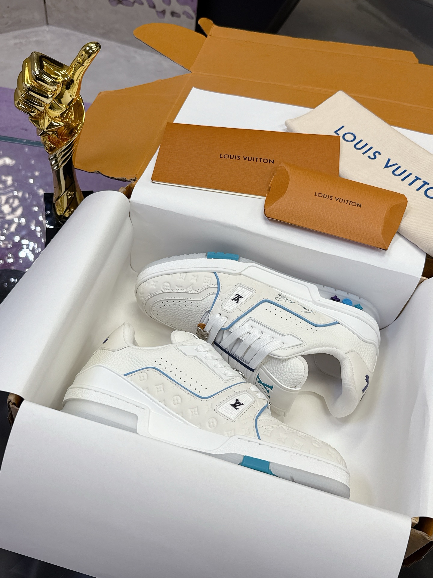 NO:535927,[Cruise Limited Model] (Aircraft Box 10) LV TARINE Louis Vuitton x Tyler Co-branded model Donkey brand L home Embossed Couple model Casual Sports Shoes Skateboard Shoes Original Purchase and Development Louis Vuitton x Tyler Cooperation Series Launches LV Trainer Sports Shoes, Continuing Virgil Abloh’s classic design based on retro basketball shoes. The cowhide upper is integrated with Craggy Monogram embossed and Louis Vuitton logo to show Tyler’s interesting reconstruction of Monogram patterns and brand elements. Exquisite packaging of the delivery counter Fabric: Original custom-made top layer cowhide Inner: Original custom breathable net Outsole: Original open-mode two-color TPU combination sole Sole thickness: 3CM Size:  Women's 35-40 Men's 38-46, casual shoes/sports shoes, louis vuitton, louis vuitton, louis vuitton, louis vuitton, louis vuitton, sneakers, cowhide19860909【邮轮限定款】（飞机盒10） LV TARINE路易威登x Tyler 联名款 驴牌 L家 压花 情侣款 休闲 运动鞋 滑板鞋 原版购入开发 路易威登 x Tyler 合作系列推出 LV Trainer 运动鞋,延续 Virgil Abloh 基于复古篮球鞋创作的经典设计.牛皮革鞋面融入 Craggy Monogram 压纹和路易威登标识,展现 Tyler 对 Monogram 图案和品牌元素的趣味重构 配送专柜精美包装 面料: 原版定制头层牛皮 内里: 原版定制透气网里 大底: 原版开模双色TPU组合大底 底厚: 3CM Size: 女款35-40 男38-46,休闲鞋/运动鞋,louis vuitton,louis vuitton,louis vuitton,louis vuitton,sneakers,cowhide,Women's Shoes