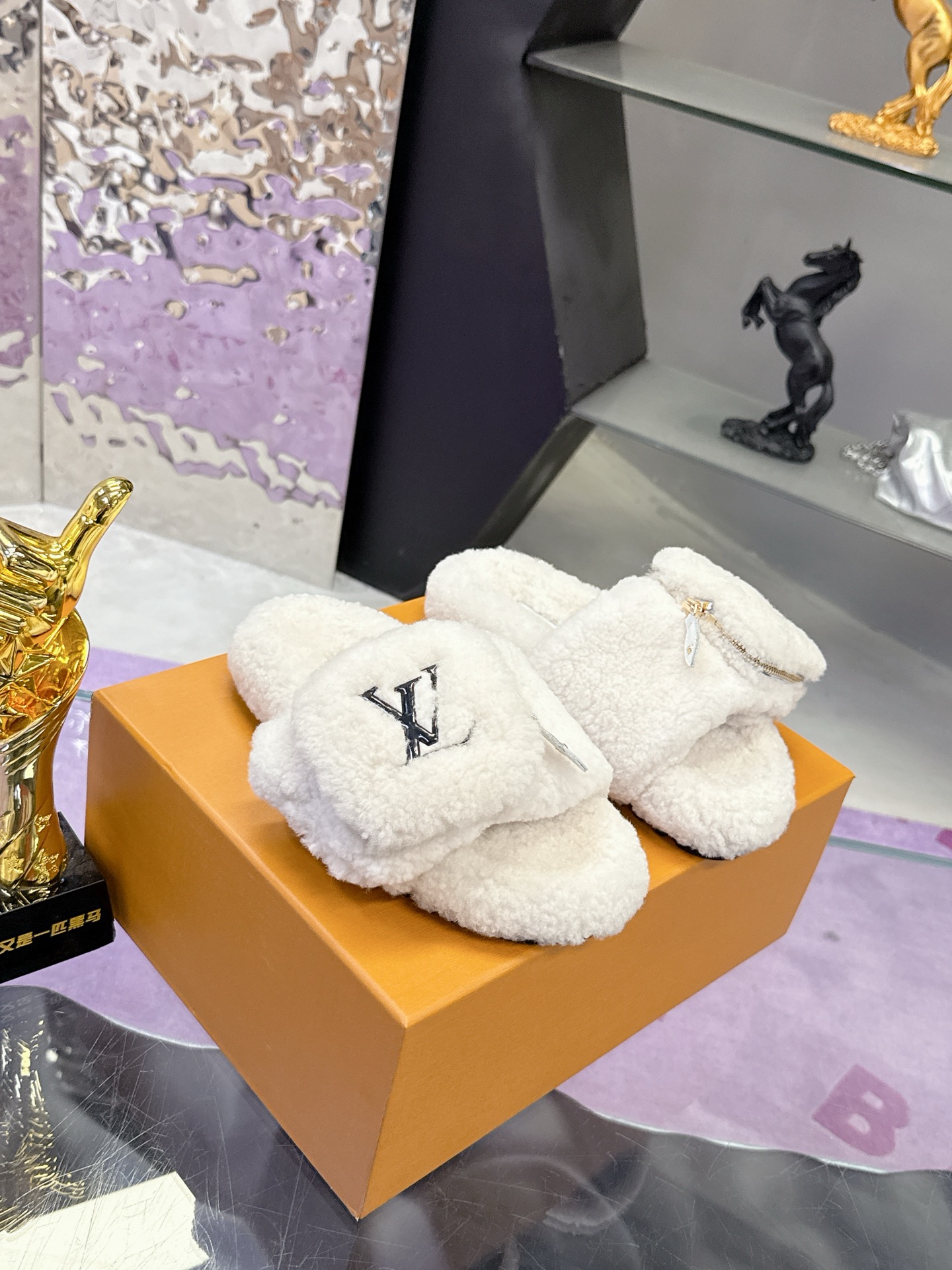 NO:535936,Louis vuitton 2025 new wool slippers fine and soft wool top quality pure fur made with straight hair! Super warm feeling, it feels like stepping on clouds when worn. LV classic old-fashioned decoration, exquisite and high-end! Let the price of this pair of hair increase sharply! The sole is an original molded EVA foamed and non-slip sole, which is very easy to wear and does not slip. Moreover, the sole has a certain thickness and excellent comfort! Original imported wool glued LOGO pocket bag inside original imported wool foot pad original imported wool broadsole original mold foam sole packaging original full set of drawer boxes Size 35-40 (40, 41, 42 custom made without return and exchange, fur shoes and slippers, louis vuitton, louis vuitton, slippers19860909Louis vuitton 2025 新款羊毛拖鞋细柔软羊毛 頂级品质纯皮毛一体直毛打造！ 超温暖的感觉,穿上仿佛踩在云朵上 LV经典老花装饰,精致高级！让这双毛拖身价陡增！鞋底是原版开模的EVA发泡防滑大底,非常好穿不打滑,而且鞋底有一定厚度,舒适度极佳！ 鞋面原版进口羊毛滴胶LOGO口袋包 内里原版进口羊毛 垫脚原版进口羊毛 大底原版开模发泡底 包装原版全套抽屉盒 码数35-40（40、41、42定制不退换,毛毛鞋拖鞋,louis vuitton,louis vuitton,slippers,Women's Shoes