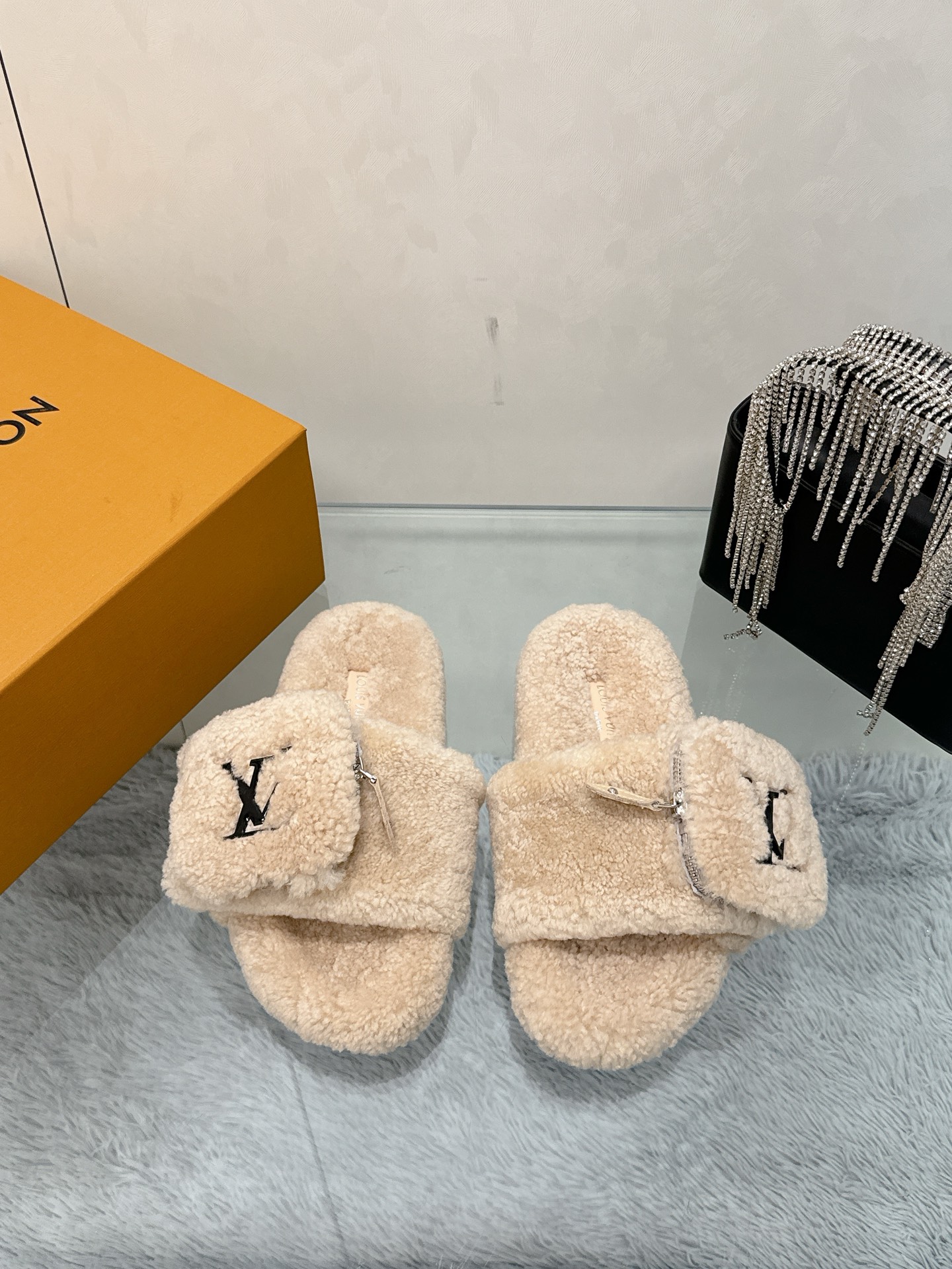NO:446052,Louis vuitton 2025 new wool slippers fine and soft wool top quality pure fur made with straight hair! Super warm feeling, it feels like stepping on clouds when worn. LV classic old-fashioned decoration, exquisite and high-end! Let the price of this pair of hair increase sharply! The sole is an original molded EVA foamed and non-slip sole, which is very easy to wear and does not slip. Moreover, the sole has a certain thickness and excellent comfort! The original imported wool glued LOGO pocket bag inside the inner lining original imported wool foot pad original imported wool broadsole original mold foam sole packaging original full set of drawer boxes Size 35-40 (40, 41, 42 custom-made non-return and exchange, fur shoes, louis vuitton, louis vuitton, slippers19860909Louis vuitton 2025 新款羊毛拖鞋细柔软羊毛 頂级品质纯皮毛一体直毛打造！ 超温暖的感觉,穿上仿佛踩在云朵上 LV经典老花装饰,精致高级！让这双毛拖身价陡增！鞋底是原版开模的EVA发泡防滑大底,非常好穿不打滑,而且鞋底有一定厚度,舒适度极佳！ 鞋面原版进口羊毛滴胶LOGO口袋包 内里原版进口羊毛 垫脚原版进口羊毛 大底原版开模发泡底 包装原版全套抽屉盒 码数35-40（40、41、42定制不退换,毛毛鞋,louis vuitton,louis vuitton,slippers,Women's Shoes
