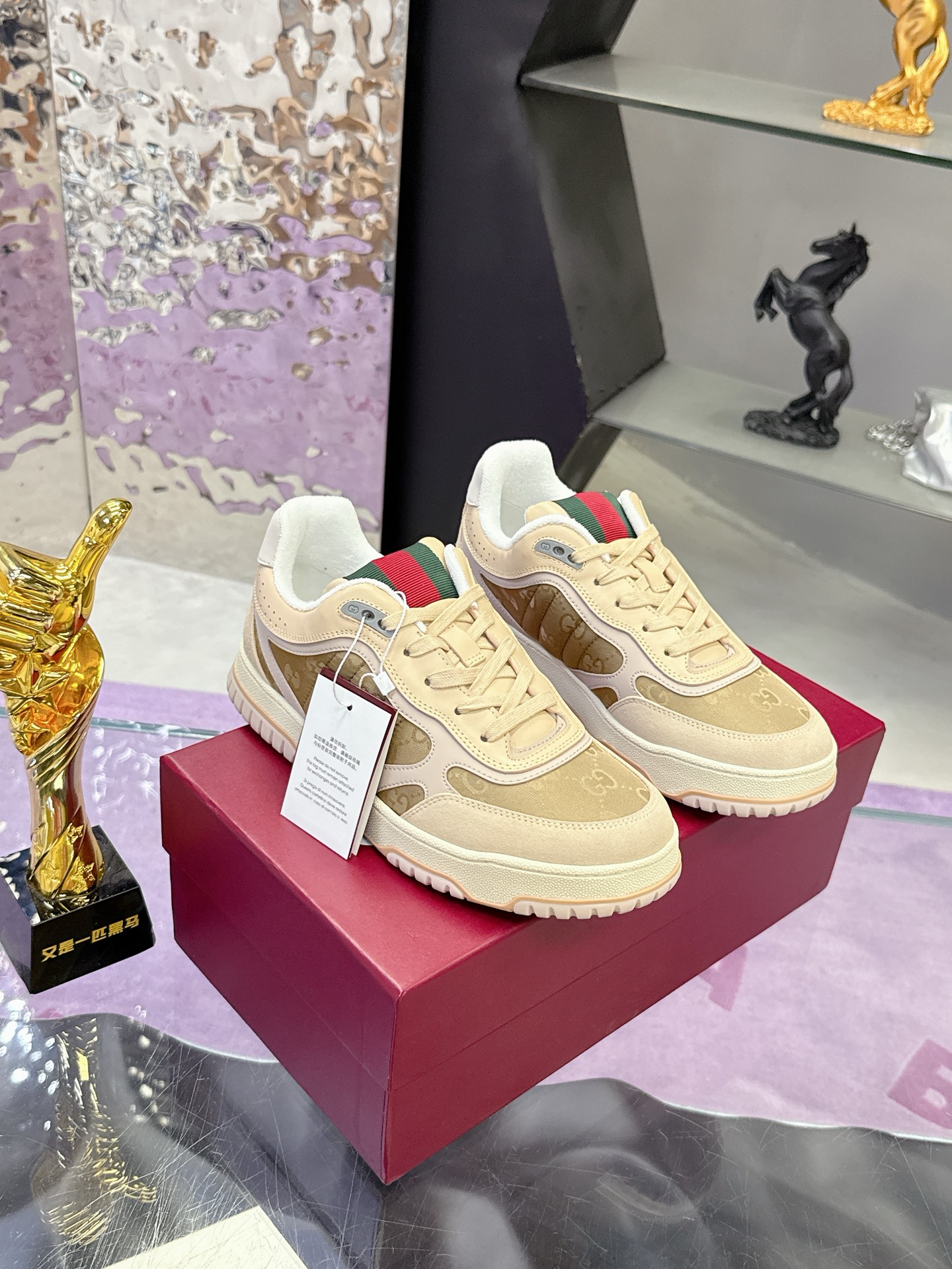 NO:535953,Gucci Gucci latest popular couple sneakers series Original purchase and development Made in goods, this high and low top sneaker adopts a basketball-style silhouette design, cleverly incorporates hollow pieces and old-fashioned effects, showing unique ingenuity. The ingenuity integrates interlocking double G styling accessories and Gucci letters and other brand logo details, paying low-key tribute to the brand design inheritance. Delivery counter exquisite packaging, original custom fabric custom imported cowhide, imported cowhide, imported cowhide, original molded TPU sole, sole thickness: 3cm Size: women's 35-41 men's 38-46 (women 41 men's 38-46 custom made), casual shoes/sports, gucci, gucci, sneakers, cowhide19860909Gucci古驰 最新爆款情侣运动鞋系列 原版购入开发 做货,这款高低帮运动鞋采用篮球风格廓形设计,巧妙融入镂空拼片和做旧效果,尽显别样匠心.匠心融蕴互扣式双G造型配件和Gucci字样等品牌标识细节,低调致敬品牌设计传承. 配送专柜精美包装 面料原版定制进口头层牛皮 内里进口头层牛里 鞋底原版开模TPU鞋底 底厚:3cm Size:女款35-41 男38-46（ 女41 男38 46 订做）,休闲鞋/运动鞋,gucci,gucci,sneakers,cowhide,Women's Shoes