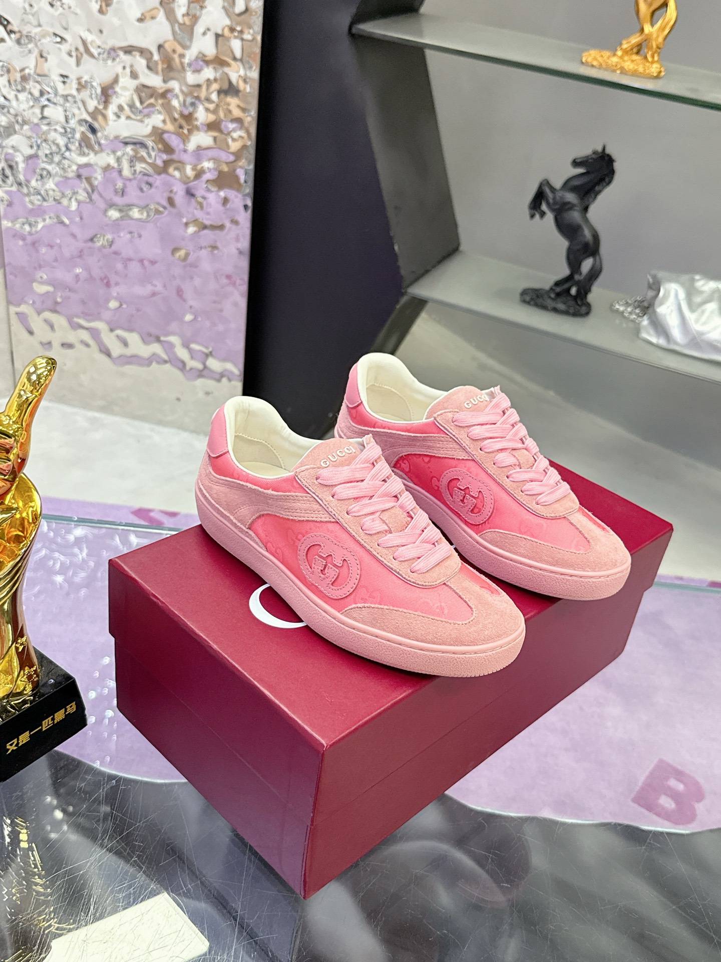 NO:535934,Top version 2025 Early Spring Gucci G Home Latest popular sneakers Couple model Original purchase and development Made up, set of Xuan oil edge craftsmanship, romantic interpretation of the aesthetic concept of this series. Beautiful leather is selected, retro inspiration is cleverly integrated into the sneaker design, rejuvenating the brand logo. Exquisite packaging of the delivery counter, original custom fabric imported top layer cowhide, imported beef reverse velvet, inner lining original custom imported silk sheepskin, outsole original open mold TPU outsole Size women's 35-41, men's 38-45, casual shoes/sports shoes, gucci, gucci, sneakers, cowhide, sheepskin19860909顶级版本2025早春古驰G家 最新爆款运动鞋 情侣款 原版购入开发 做货 套宣油边工艺 浪漫诠释此系列的美学理念.选用米白色皮革,复古灵感巧妙融于运动鞋设计,焕新演绎品牌标识. 配送专柜精美包装 面料原版定制进口头层牛皮,进口牛反绒 内里原版定制进口丝绸羊皮里 大底原版开模TPU大底 Size女款35-41,男款38-45,休闲鞋/运动鞋,gucci,gucci,sneakers,cowhide,sheepskin,Women's Shoes