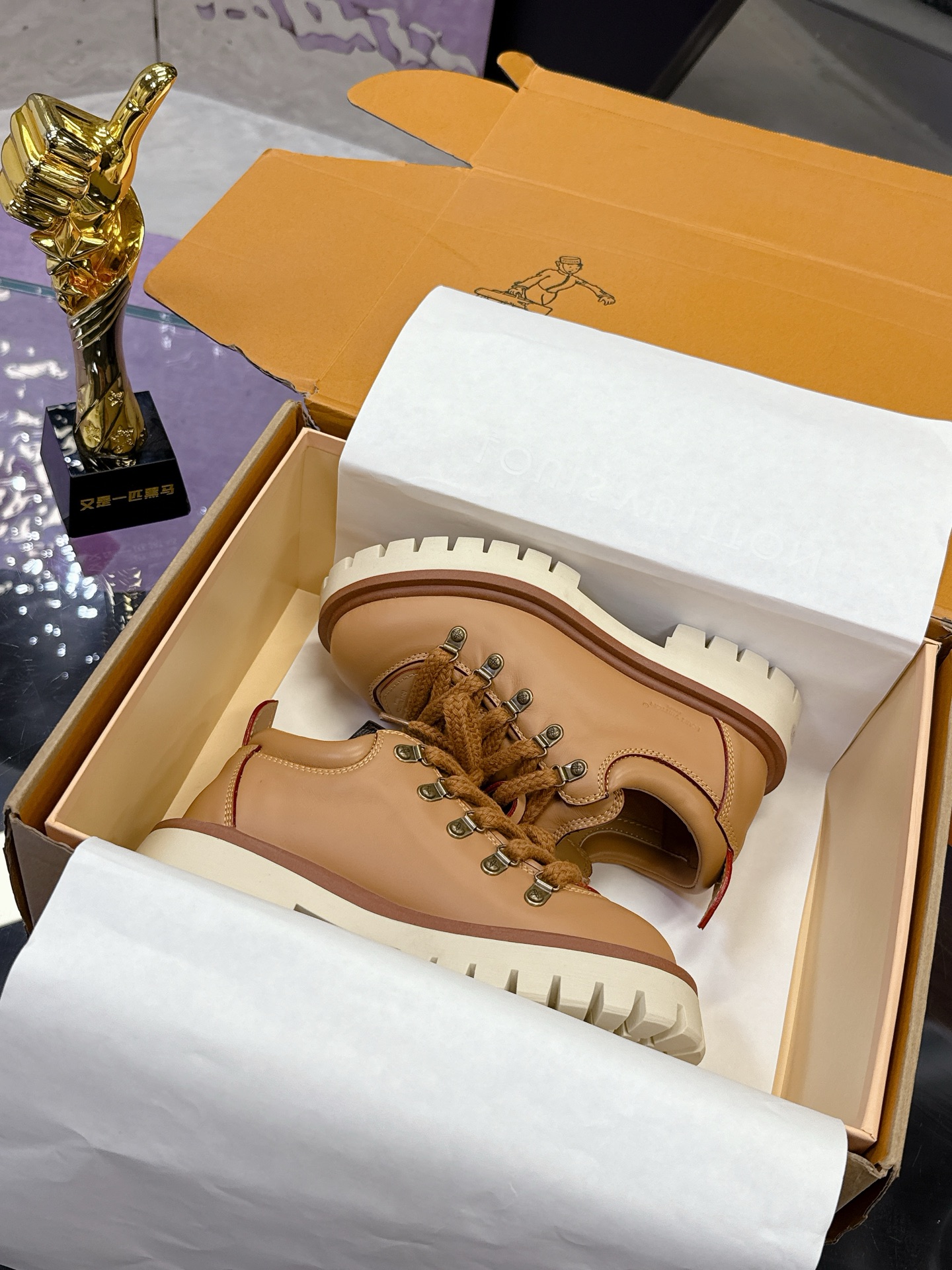 NO:347315,Real price LV | Louis Vuitton 2025 autumn and winter new model top version The counter focuses on the latest model LV REMIX lace-up mountaineering derby shoes, hard goods are on the new BS purchasing level!  Full of high-end feeling!  A popular model from domestic and foreign bloggers, retro and fashionable, beautiful!  Official website main model★ Top-level upper, top-layer cowhide, imported sheepskin inside, large sole original mold opening TPU anti-slip sole, sole height 3.5cm Shoe size: Women's 35-41 (41 custom-made non-return and exchange) Men's 39-45 (46 custom-made non-return and exchange),,louis vuitton,louis vuitton,cowhide,sheepskin19860909实价 LV | 路易威登 2025秋冬新款 顶级版本 专柜主打最新款 LV REMIX 系带登山德比鞋 硬货上新 BS代购级别！高级感十足！国内外博主刷爆的一款,复古又时髦上脚美炸了！官网主推款★ 鞋面顶级 头层牛皮 内里进口羊皮 大底原版开模TPU防滑大底 底高3.5cm 鞋码: 女35-41 (41定制不退换) 男39-45（46定制不退换）,,louis vuitton,louis vuitton,cowhide,sheepskin,Men's shoes