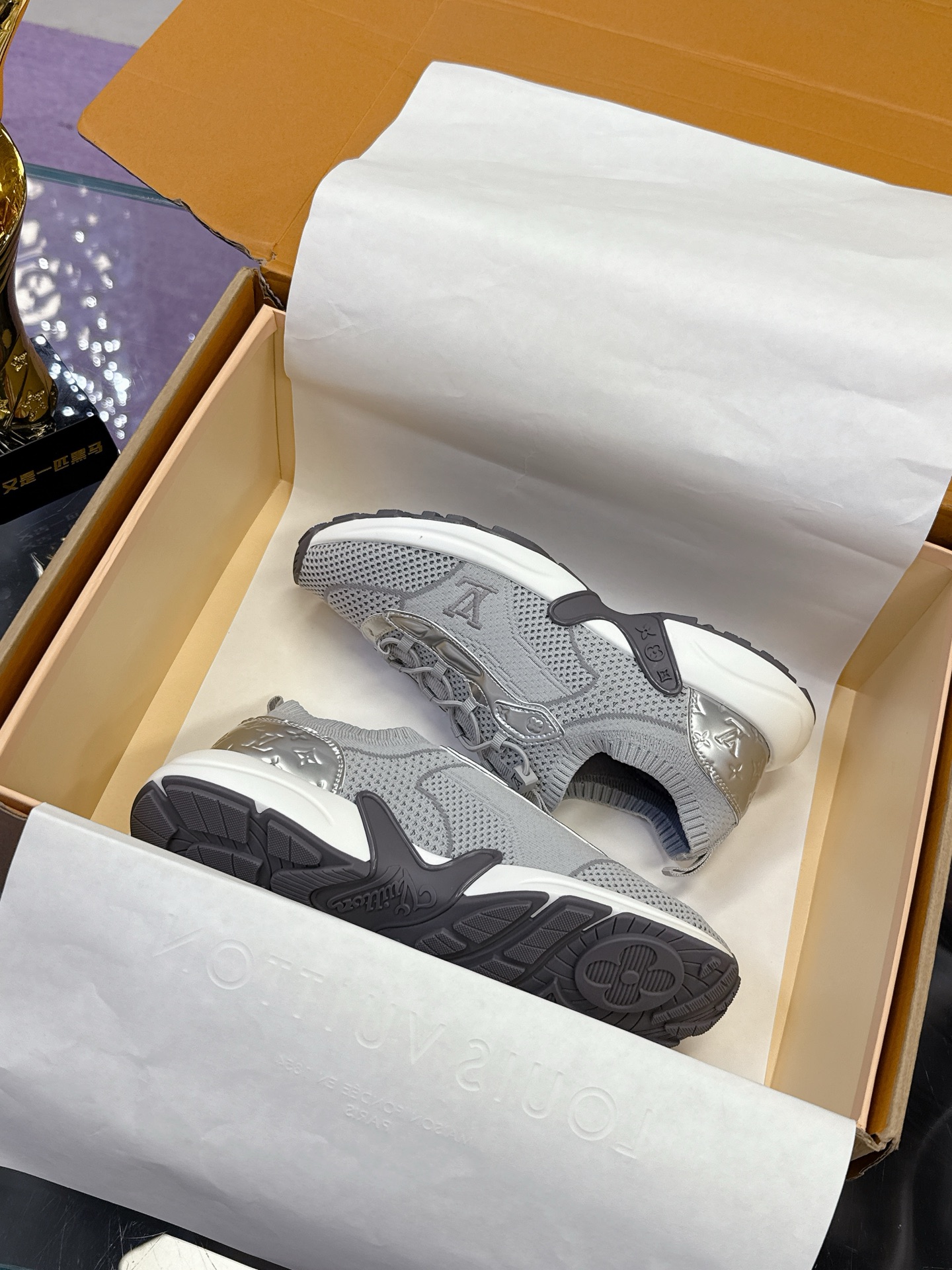 NO:347412,Real-price LV top-quality couple model Louis Vuitton L family donkey brand Latest Olympia series Couple model Silver angle king Casual sports shoes Running shoes This LV Olympia sports shoes combine mesh fabric with metal texture synthetic leather and other technological fabrics, reinterpreting the classic running shoe design with a neat and simple design. Light EVA outsole makes for a comfortable and flexible wearing experience. Monogram embossed and LV letters and other rich details establish recognition. Delivery counter exquisite packaging Fabric: original imported technology fabric + mesh surface Inner original customized breathable mesh Sole original open mold rubber foam material Sole thickness 3.5CM Size: women's model 35-40 / men's model 39-44,,louis vuitton,louis vuitton,louis  vuitton, alexander wang,louis vuitton,sneakers19860909实价LV 顶级款 情侣款 路易威登L家 驴牌 最新Olympia系列 情侣款 银角大王 休闲 运动鞋 跑鞋 本款 LV Olympia 运动鞋融合网格面料与金属质感合成皮革等科技面料,以利落简约设计重绎经典跑鞋设计.轻盈 EVA 外底成就舒弹穿着体验.Monogram 压纹与 LV 字母等丰富细节树立辨识度 配送专柜精美包装 面料:原版进口科技面料+网面 内里原版定制透气网里 鞋底原版开模橡胶发泡材质 底厚3.5CM Size:女款35-40 / 男款39-44,,louis vuitton,louis vuitton,louis vuitton,alexander wang,louis vuitton,sneakers,Men's shoes