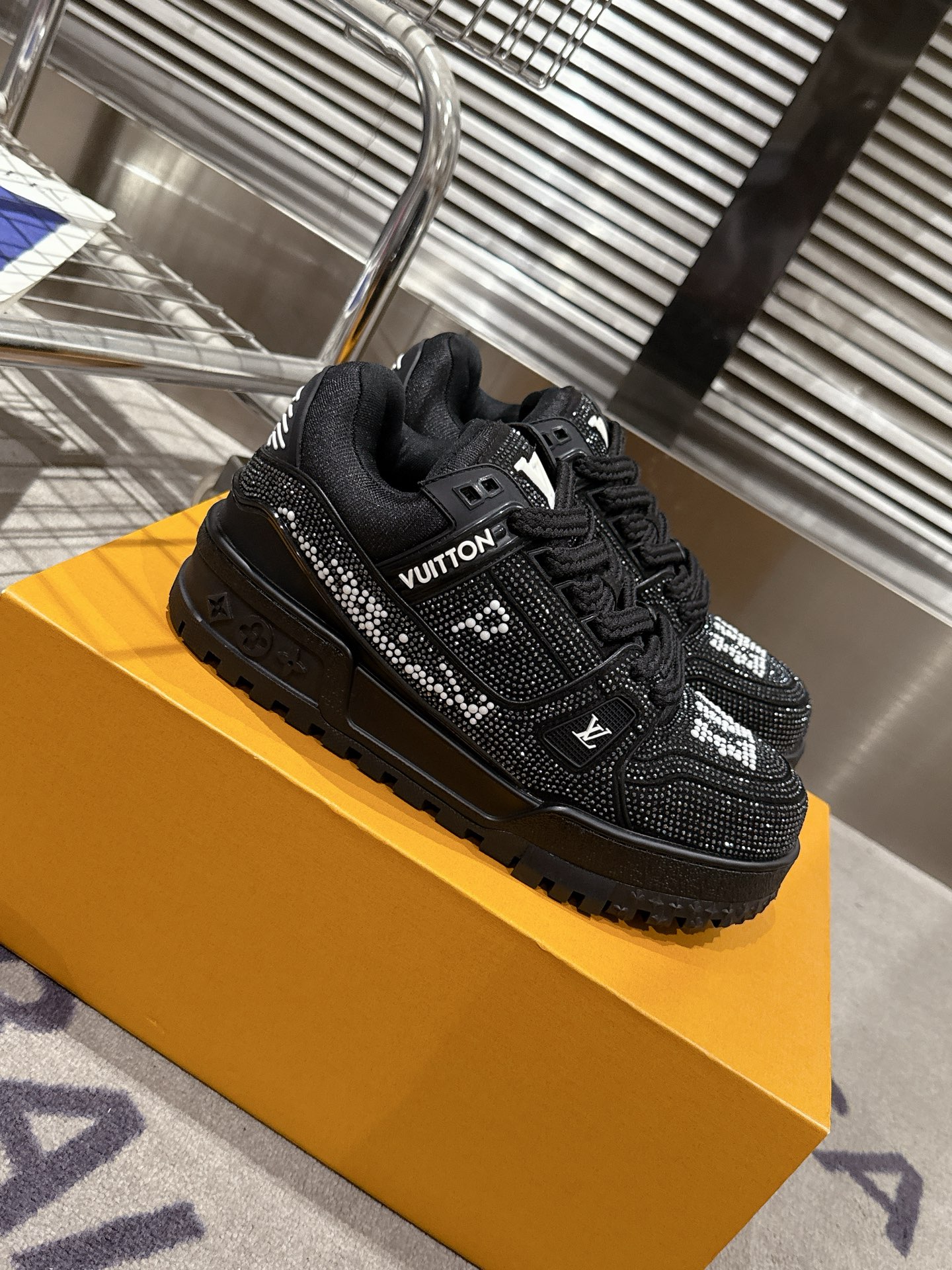 NO:544678,Couple model 'Donkey brand fat ding diamond face trainer couple shoes full diamond limited edition bulingbuling Little fat ding series top replica quality! The color matching is too high-end! Whether in natural light or under luminous light, radiant rays and colorful, daily commuting or shuttle nightclub, it is an eye-catching tool with a high-end turnover rate. You will be the brightest cub on the whole street when you wear it. Original custom Bing Bing private film luxury crystal diamond, using high-temperature ironing process without falling off the diamond! Packing technology, sewing lock edges, TPU original sole. Please pay attention to distinguishing the currency materials on the market! I like bulingbuling, the real thing is really flashing! Size 35-45 [Female 40.41 Male 45 Customized], casual shoes/sports shoes, louis vuitton, sneakers19860909情侣款' 驴牌胖丁 钻面 trainer情侣鞋满钻限量bulingbuling 小胖丁系列顶级复刻品质！ 配色太显高级啦！ 无论在自然光抑或在夜光灯下同样 光芒四射流光溢彩 日常通勤还是穿梭夜店, 都是回头率爆表的吸睛神器 穿上它你就是整条街最亮的崽. 原版定制Bing Bing私膜奢华水晶钻,采用高温烫压工艺不掉钻！套包工艺 缝合锁边,TPU原版大底. 请注意区分市面通货材料！ 好喜欢bulingbuling感觉,实物真的好闪！ 尺码35-45 [女40.41男45定做],休闲鞋/运动鞋,louis vuitton,sneakers,Women's Shoes