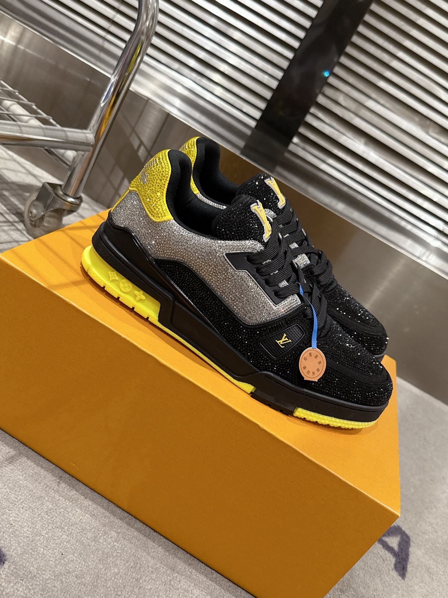 NO:544683,Couple style 'LV trainer global limited bulingbuling full diamond series casual sports shoes top replica quality! New and revolutionary works brought by Louis Vuitton Art Director Virgil Abloh Integrates street style into shoes fashion, making it more youthful and diversified. It is more personalized with different socks. Original custom cowhide. Special printed denim wrapping. Private film luxury crystal hand-drilled drill cannot be removed. Packing technology Goodyear sewing locking edge TPU original comfortable sole Full packaging with original gift box Size 35-45 [Female 40.41 Men 45 Customized], casual shoes/sports shoes, louis vuitton, louis vuitton, sneakers, cowhide, socks19860909情侣款' LV trainer全球限量bulingbuling满钻系列休闲运动鞋顶级复刻品质！ 路易威登艺术总监Virgil Abloh 带来的全新革命性作品 将街头风格融入鞋履时尚,更为年轻化、多元化.搭配不同的袜子更显个性哟 原版定制牛皮.专用印花牛仔布包裹 私膜奢华水晶手工钻不掉钻 套包工艺 固特异缝合锁边 TPU原版舒适大底 全套包装搭配原版礼盒 尺码35-45 [女40.41男45定做],休闲鞋/运动鞋,louis vuitton,louis vuitton,sneakers,cowhide,socks,Women's Shoes