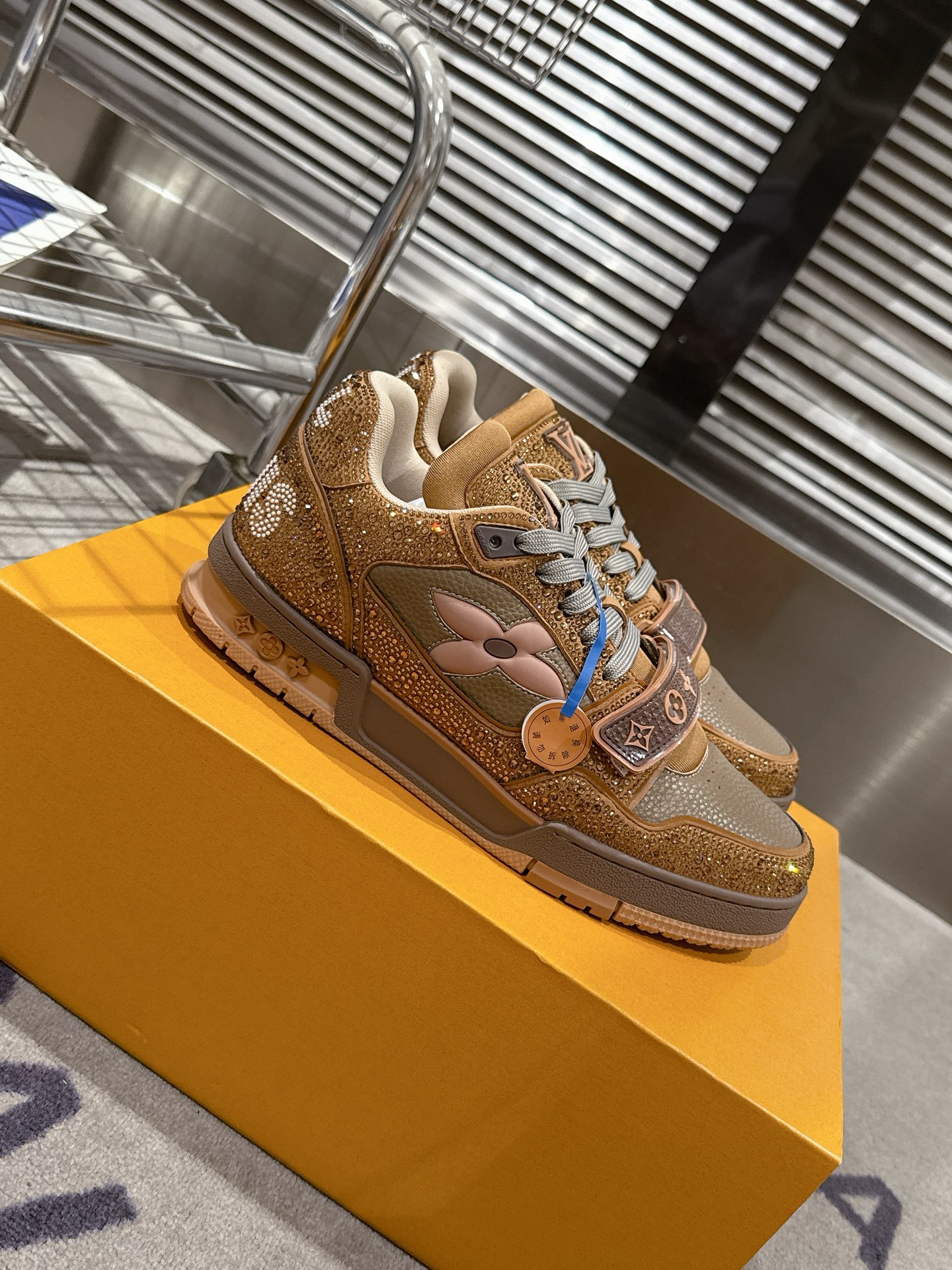 NO:544674,Couple style 'LV trainer global limited bulingbuling full diamond series casual sports shoes top replica quality! New and revolutionary works brought by Louis Vuitton Art Director Virgil Abloh Integrates street style into shoes fashion, making it more youthful and diversified. It is more personalized with different socks. Original custom cowhide. Special printed denim wrapping. Private film luxury crystal hand-drilled drill cannot be removed. Packing technology Goodyear sewing locking edge TPU original comfortable sole Full packaging with original gift box Size 35-45 [Female 40.41 Men 45 Customized], casual shoes/sports shoes, louis vuitton, louis vuitton, sneakers, cowhide, socks19860909情侣款' LV trainer全球限量bulingbuling满钻系列休闲运动鞋顶级复刻品质！ 路易威登艺术总监Virgil Abloh 带来的全新革命性作品 将街头风格融入鞋履时尚,更为年轻化、多元化.搭配不同的袜子更显个性哟 原版定制牛皮.专用印花牛仔布包裹 私膜奢华水晶手工钻不掉钻 套包工艺 固特异缝合锁边 TPU原版舒适大底 全套包装搭配原版礼盒 尺码35-45 [女40.41男45定做],休闲鞋/运动鞋,louis vuitton,louis vuitton,sneakers,cowhide,socks,Women's Shoes