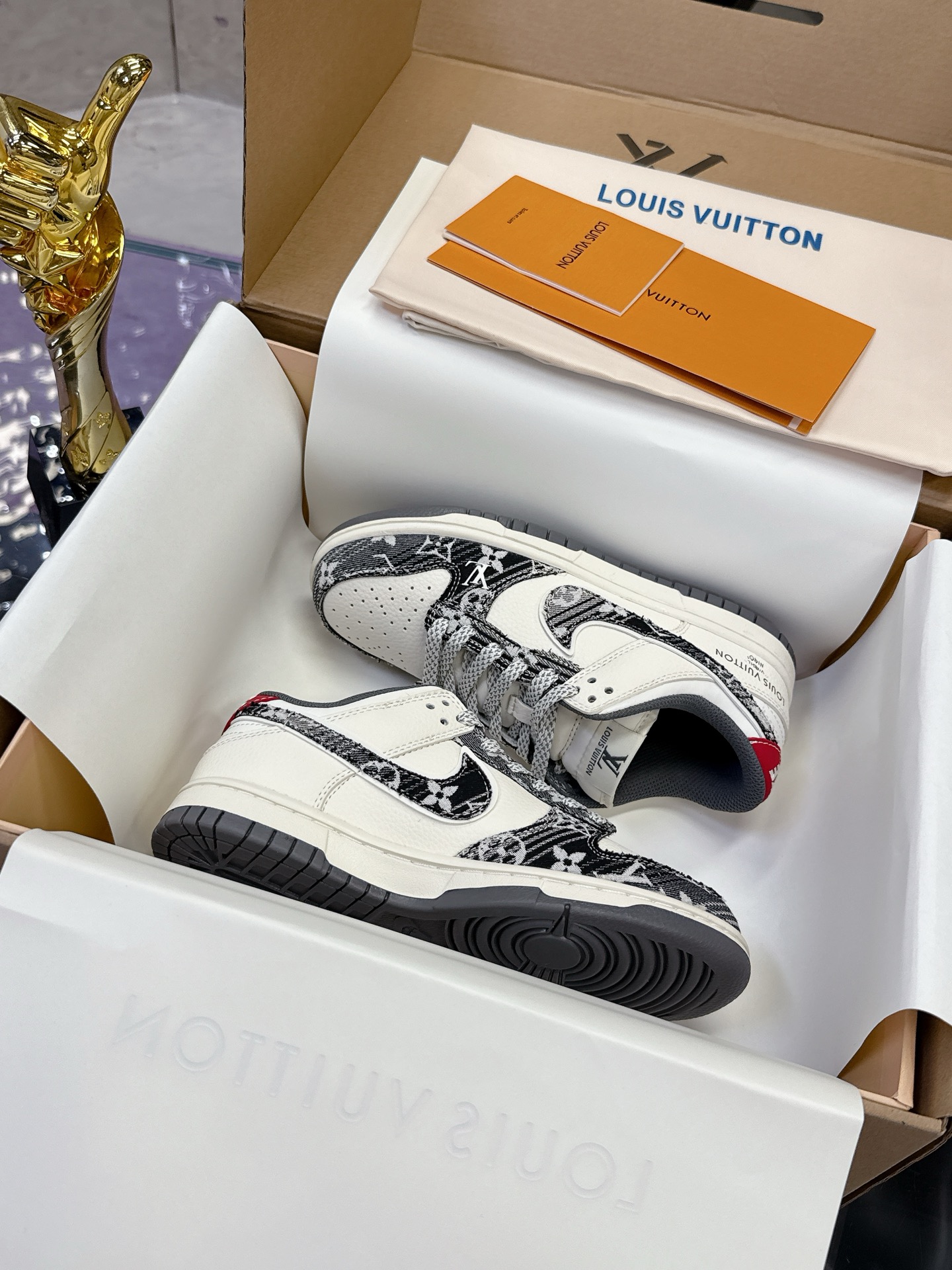 NO:535883,The joint series sells crazy couples. The counter is as shown in the picture. Guangzhou big factory quality Nk Nike X Low LV joint brand - anniversary high-end customization Low top casual shoes. The big factory is pure original quality shipped. Ultra high cleanliness. The leather is clean and has no burrs. The details are perfect. Size 35-45, casual shoes/sports shoes, louis vuitton, sneakers.19860909联名系列卖疯了情侣款 专柜如图包装 广州大厂品质 Nk 耐克 X Low LV联名-周年高端定制 低帮休闲板鞋  大厂纯原品质出货 超高清洁度 皮料切割干净无任何毛边 细节完美 尺码35-45,休闲鞋/运动鞋,louis vuitton,sneakers,Women's Shoes