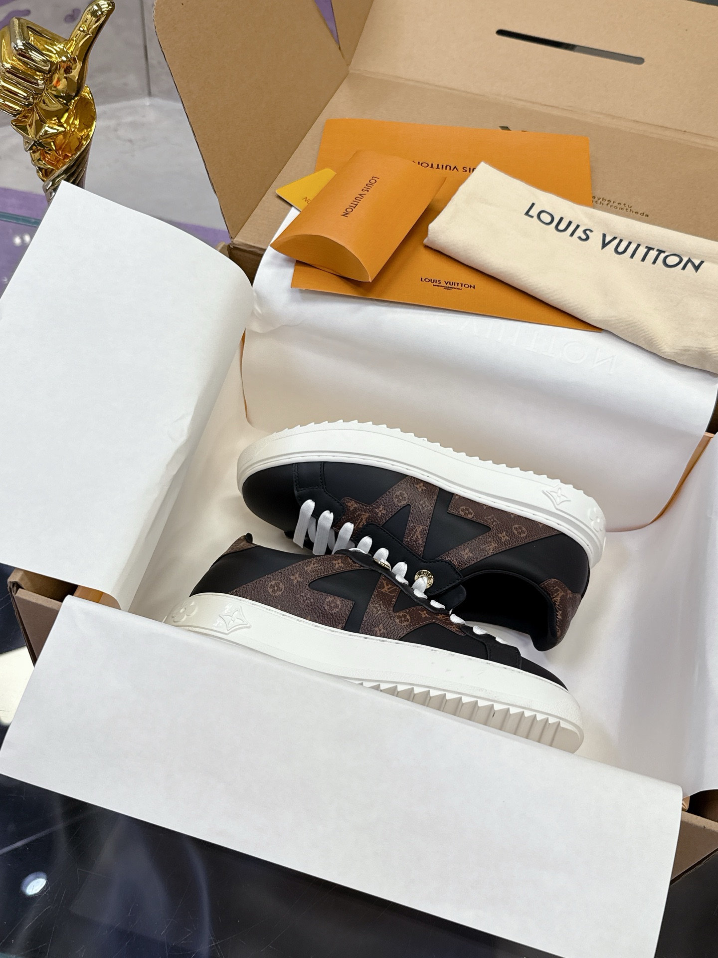 NO:510947,Real-price LV couples thick-soled white shoes series, classic series, imported cowhide, oil-edged craftsmanship, love, side logo is simple and not simple, full of elements, love the feet, super beautiful. I recommend you to enter, the foot feel is invincible, top quality, delicate texture comparable to zp!  The inner foot pad is the original uniform cowhide original mold Tpu big bottom, the quality is as always, the details are impeccable. Please distinguish it from the cheap goods on the market. Size women's 35-40 full package,,louis vuitton,cowhide19860909实价 LV 情侣款厚底小白鞋系列 经典系列 采用进口牛皮 油边工艺 爱了爱了,侧身logo简约不简单,元素满满的爱上脚超级好看 推荐你们入 、脚感无敌、顶级品质 质感细腻媲美zp！ 内里垫脚原版一致牛皮 原版开模Tpu大底,品质一如既往,细节无可挑剔 请区分于市面廉价货 Size女35-40  全套包装,,louis vuitton,cowhide,Men's shoes