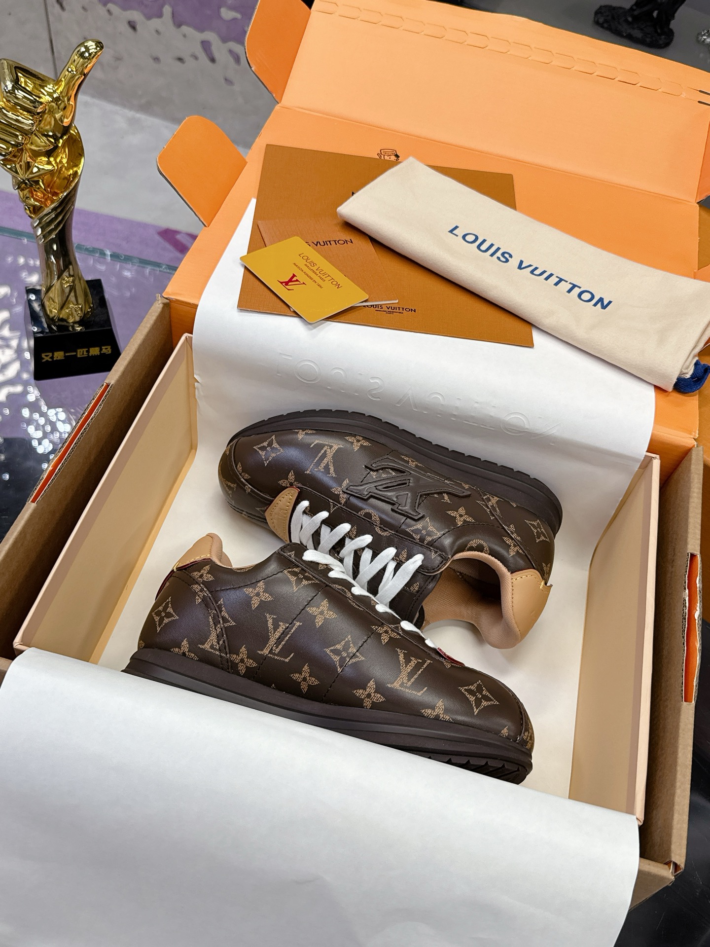 NO:535845,Top version LV BUTTERSOFT Brown Forrest Gump shoes LV Louis Vuitton Nigo Feidong Co-brand Buttersoft series Fat Ding Thick Sole Casual Sports Shoes Forrest Gump shoes Original purchase and development Original custom-made top leather Imported breathable net Original open mold-proof TPU sole crushes all versions on the market Welcome to compare casually LV Buttersoft sneakers are from Pharrell Williams, and are reinterpreted with soft Monogram printed sheep leather and cowhide leather. The trendy configuration of the 1960s is used to upgrade and experience with the added lining upper. The LV letters and leather trim indicate the brand identity, and the Pharrell Williams portrait and lobster embossed pattern are described together 2025  Autumn and winter men's clothing show style Size 35-46 sizes (46 customization), casual shoes/sports shoes, louis vuitton, louis vuitton, sneakers, cowhide, sheepskin19860909顶级版 LV BUTTERSOFT 棕色阿甘鞋 LV路易威登 Nigo菲董 联名 Buttersoft系列 胖丁 厚底 休闲 运动鞋 阿甘鞋 原版购入开发做货 原版定制头层牛皮 内里进口透气网里 原版开模防滑TPU材质鞋底 碾压市面一切版本 欢迎随意对比 LV Buttersoft 运动鞋出自 Pharrell Williams 之手,以柔软的 Monogram 印花羊皮革与牛皮革重绎 1960 年代的潮流构型,再借加衬鞋面升级舒适体验.LV 字母和皮革饰边点明品牌身份,Pharrell Williams 肖像与龙虾压纹图案共述 2025 秋冬男装秀场风尚 Size35-46码（46定制）,休闲鞋/运动鞋,louis vuitton,louis vuitton,sneakers,cowhide,sheepskin,Women's Shoes