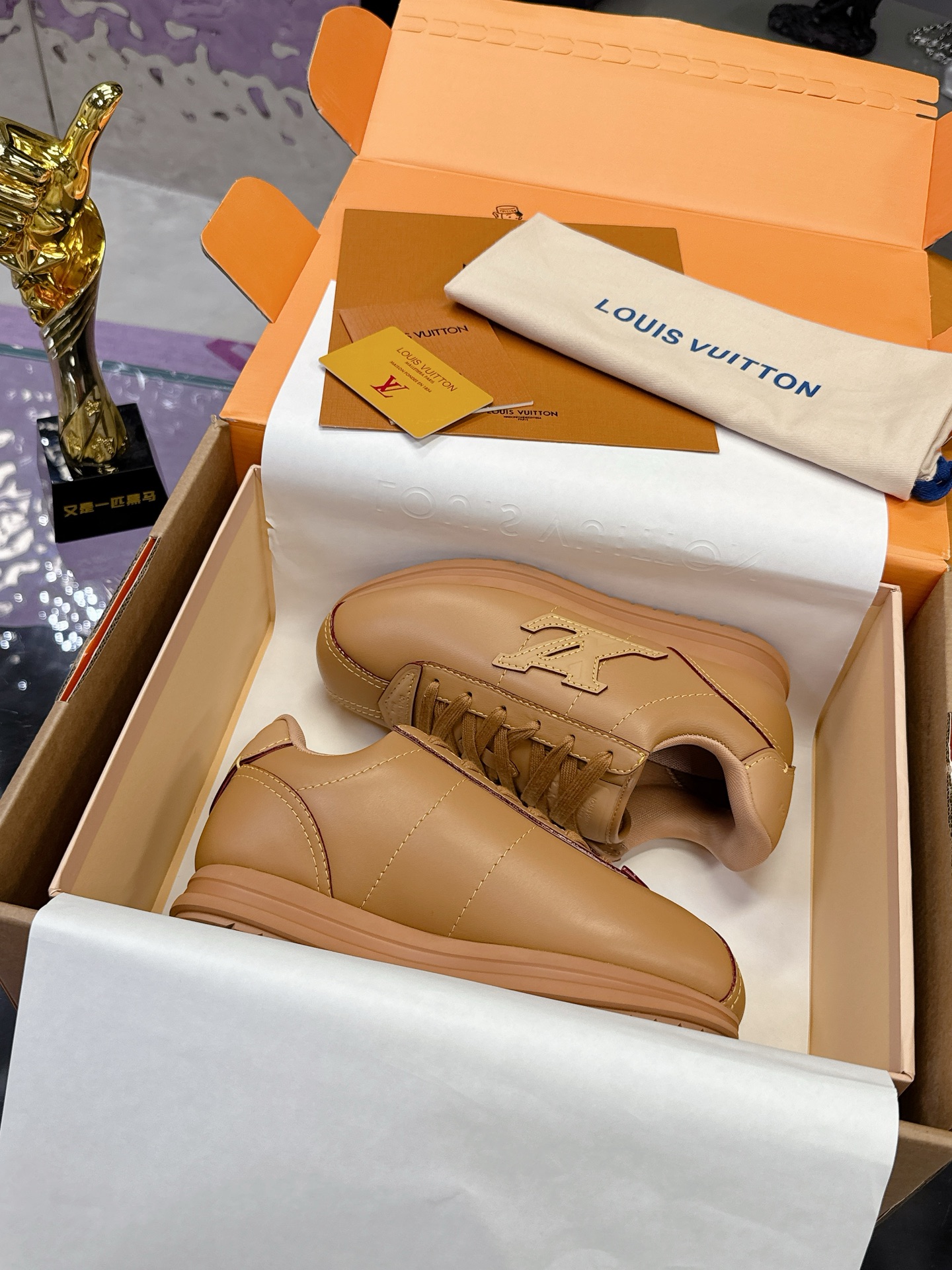 NO:535890,Top version LV BUTTERSOFT Brown Forrest Gump shoes LV Louis Vuitton Nigo Feidong Co-brand Buttersoft series Fat Ding Thick Sole Casual Sports Shoes Forrest Gump shoes Original purchase and development Original custom-made top leather Imported breathable net Original open mold-proof TPU sole crushes all versions on the market Welcome to compare casually LV Buttersoft sneakers are from Pharrell Williams, and are reinterpreted with soft Monogram printed sheep leather and cowhide leather. The trendy configuration of the 1960s is used to upgrade and experience with the added lining upper. The LV letters and leather trim indicate the brand identity, and the Pharrell Williams portrait and lobster embossed pattern are described together 2025  Autumn and winter men's clothing show style Size 35-46 sizes (46 customization), casual shoes/sports shoes, louis vuitton, louis vuitton, sneakers, cowhide, sheepskin19860909顶级版 LV BUTTERSOFT 棕色阿甘鞋 LV路易威登 Nigo菲董 联名 Buttersoft系列 胖丁 厚底 休闲 运动鞋 阿甘鞋 原版购入开发做货 原版定制头层牛皮 内里进口透气网里 原版开模防滑TPU材质鞋底 碾压市面一切版本 欢迎随意对比 LV Buttersoft 运动鞋出自 Pharrell Williams 之手,以柔软的 Monogram 印花羊皮革与牛皮革重绎 1960 年代的潮流构型,再借加衬鞋面升级舒适体验.LV 字母和皮革饰边点明品牌身份,Pharrell Williams 肖像与龙虾压纹图案共述 2025 秋冬男装秀场风尚 Size35-46码（46定制）,休闲鞋/运动鞋,louis vuitton,louis vuitton,sneakers,cowhide,sheepskin,Women's Shoes