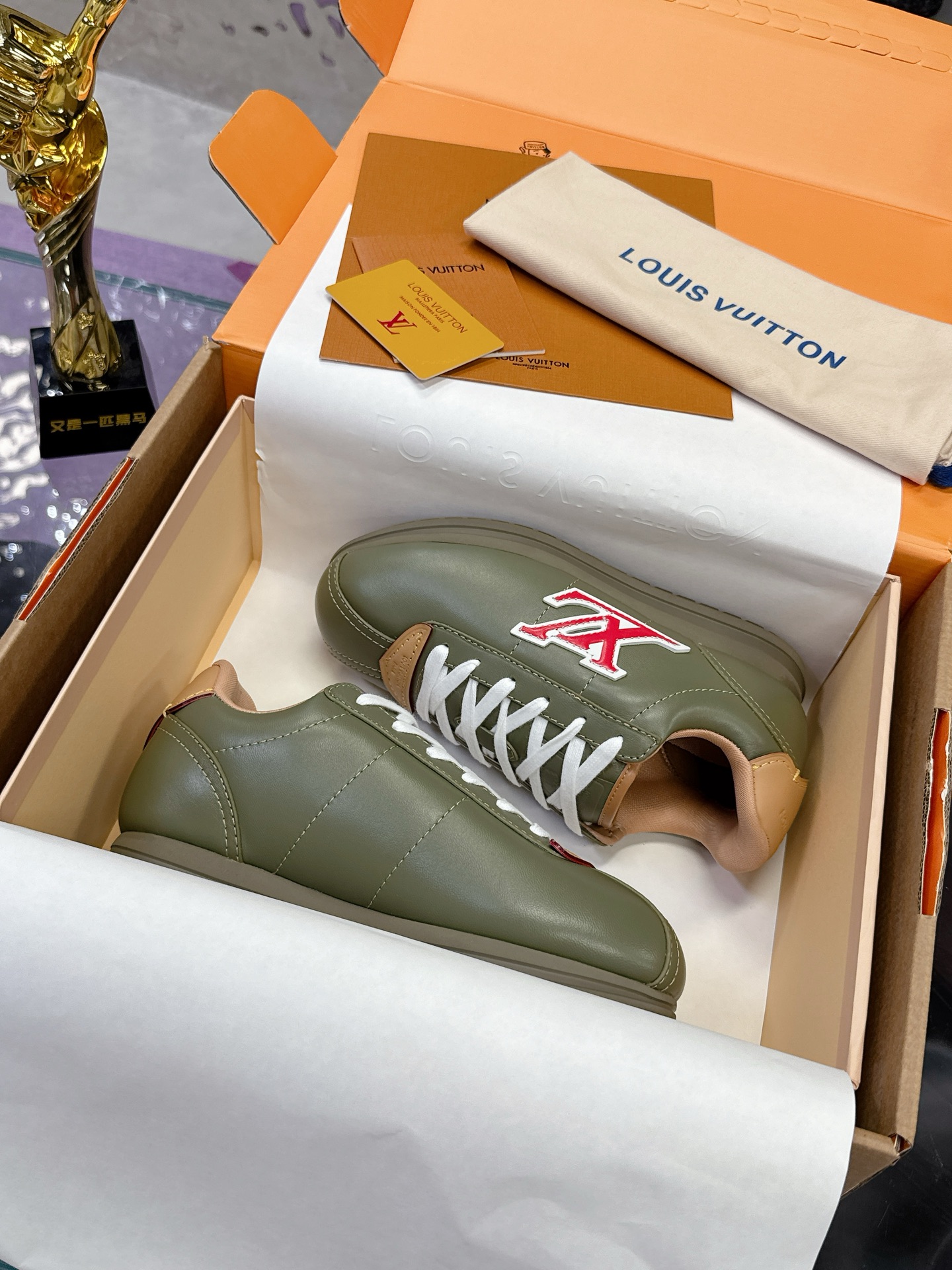 NO:535878,Top version LV BUTTERSOFT Brown Forrest Gump shoes LV Louis Vuitton Nigo Feidong Co-brand Buttersoft series Fat Ding Thick Sole Casual Sports Shoes Forrest Gump shoes Original purchase and development Original custom-made top leather Imported breathable net Original open mold-proof TPU sole crushes all versions on the market Welcome to compare casually LV Buttersoft sneakers are from Pharrell Williams, and are reinterpreted with soft Monogram printed sheep leather and cowhide leather. The trendy configuration of the 1960s is used to upgrade and experience with the added lining upper. The LV letters and leather trim indicate the brand identity, and the Pharrell Williams portrait and lobster embossed pattern are described together 2025  Autumn and winter men's clothing show style Size 35-46 sizes (46 customization), casual shoes/sports shoes, louis vuitton, louis vuitton, sneakers, cowhide, sheepskin19860909顶级版 LV BUTTERSOFT 棕色阿甘鞋 LV路易威登 Nigo菲董 联名 Buttersoft系列 胖丁 厚底 休闲 运动鞋 阿甘鞋 原版购入开发做货 原版定制头层牛皮 内里进口透气网里 原版开模防滑TPU材质鞋底 碾压市面一切版本 欢迎随意对比 LV Buttersoft 运动鞋出自 Pharrell Williams 之手,以柔软的 Monogram 印花羊皮革与牛皮革重绎 1960 年代的潮流构型,再借加衬鞋面升级舒适体验.LV 字母和皮革饰边点明品牌身份,Pharrell Williams 肖像与龙虾压纹图案共述 2025 秋冬男装秀场风尚 Size35-46码（46定制）,休闲鞋/运动鞋,louis vuitton,louis vuitton,sneakers,cowhide,sheepskin,Women's Shoes