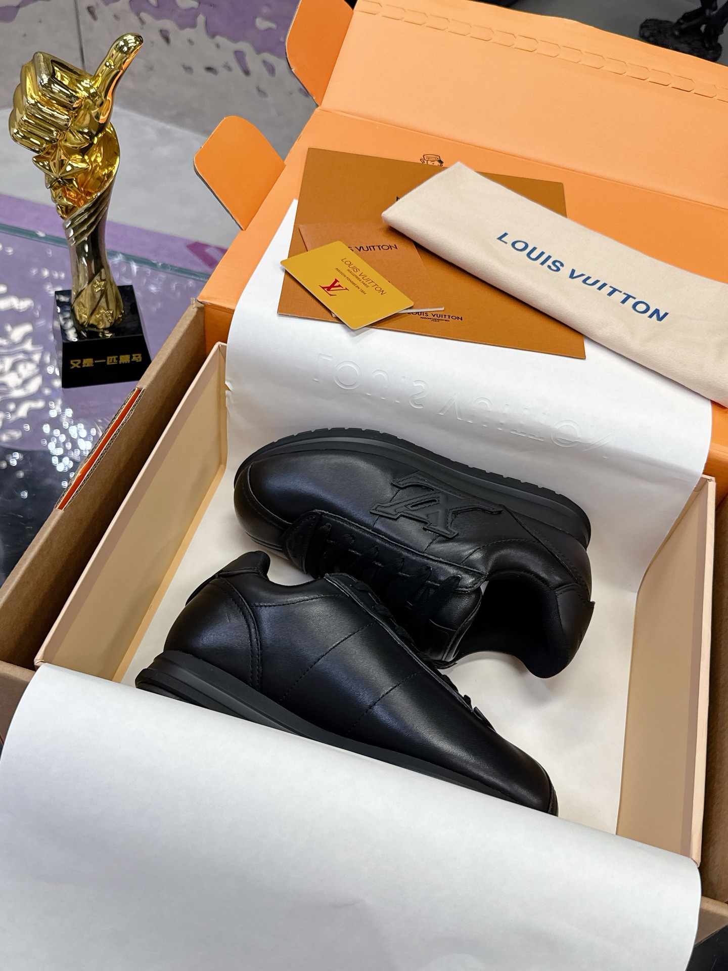 NO:535867,Top version LV BUTTERSOFT Brown Forrest Gump shoes LV Louis Vuitton Nigo Feidong Co-brand Buttersoft series Fat Ding Thick Sole Casual Sports Shoes Forrest Gump shoes Original purchase and development Original custom-made top leather Imported breathable net Original open mold-proof TPU sole crushes all versions on the market Welcome to compare casually LV Buttersoft sneakers are from Pharrell Williams, and are reinterpreted with soft Monogram printed sheep leather and cowhide leather. The trendy configuration of the 1960s is used to upgrade and experience with the added lining upper. The LV letters and leather trim indicate the brand identity, and the Pharrell Williams portrait and lobster embossed pattern are described together 2025  Autumn and winter men's clothing show style Size 35-46 sizes (46 customization), casual shoes/sports shoes, louis vuitton, louis vuitton, sneakers, cowhide, sheepskin19860909顶级版 LV BUTTERSOFT 棕色阿甘鞋 LV路易威登 Nigo菲董 联名 Buttersoft系列 胖丁 厚底 休闲 运动鞋 阿甘鞋 原版购入开发做货 原版定制头层牛皮 内里进口透气网里 原版开模防滑TPU材质鞋底 碾压市面一切版本 欢迎随意对比 LV Buttersoft 运动鞋出自 Pharrell Williams 之手,以柔软的 Monogram 印花羊皮革与牛皮革重绎 1960 年代的潮流构型,再借加衬鞋面升级舒适体验.LV 字母和皮革饰边点明品牌身份,Pharrell Williams 肖像与龙虾压纹图案共述 2025 秋冬男装秀场风尚 Size35-46码（46定制）,休闲鞋/运动鞋,louis vuitton,louis vuitton,sneakers,cowhide,sheepskin,Women's Shoes