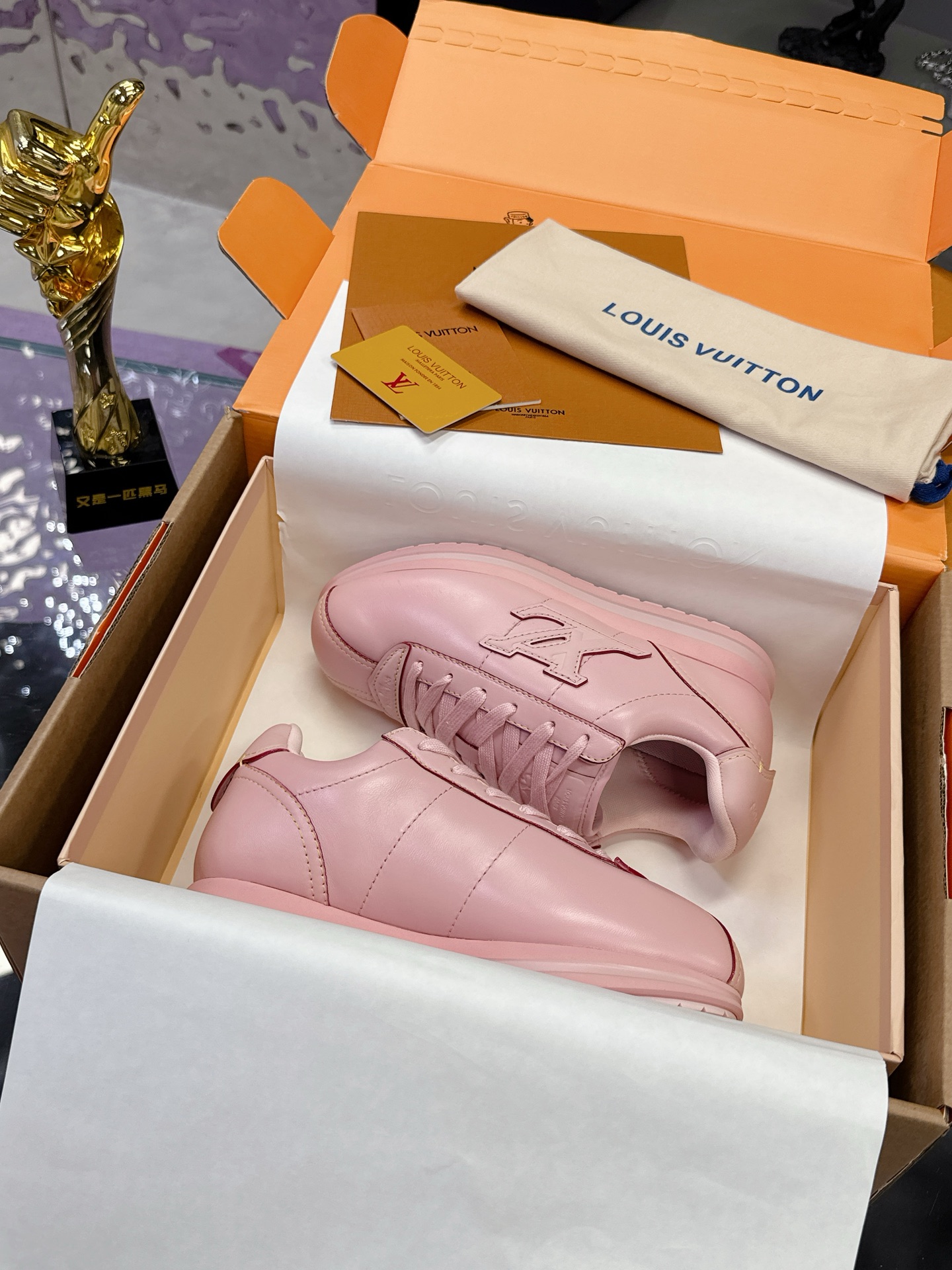 NO:535855,Top version LV BUTTERSOFT Brown Forrest Gump shoes LV Louis Vuitton Nigo Feidong Co-brand Buttersoft series Fat Ding Thick Sole Casual Sports Shoes Forrest Gump shoes Original purchase and development Original custom-made top leather Imported breathable net Original open mold-proof TPU sole crushes all versions on the market Welcome to compare casually LV Buttersoft sneakers are from Pharrell Williams, and are reinterpreted with soft Monogram printed sheep leather and cowhide leather. The trendy configuration of the 1960s is used to upgrade and experience with the added lining upper. The LV letters and leather trim indicate the brand identity, and the Pharrell Williams portrait and lobster embossed pattern are described together 2025  Autumn and winter men's clothing show style Size 35-46 sizes (46 customization), casual shoes/sports shoes, louis vuitton, louis vuitton, sneakers, cowhide, sheepskin19860909顶级版 LV BUTTERSOFT 棕色阿甘鞋 LV路易威登 Nigo菲董 联名 Buttersoft系列 胖丁 厚底 休闲 运动鞋 阿甘鞋 原版购入开发做货 原版定制头层牛皮 内里进口透气网里 原版开模防滑TPU材质鞋底 碾压市面一切版本 欢迎随意对比 LV Buttersoft 运动鞋出自 Pharrell Williams 之手,以柔软的 Monogram 印花羊皮革与牛皮革重绎 1960 年代的潮流构型,再借加衬鞋面升级舒适体验.LV 字母和皮革饰边点明品牌身份,Pharrell Williams 肖像与龙虾压纹图案共述 2025 秋冬男装秀场风尚 Size35-46码（46定制）,休闲鞋/运动鞋,louis vuitton,louis vuitton,sneakers,cowhide,sheepskin,Women's Shoes