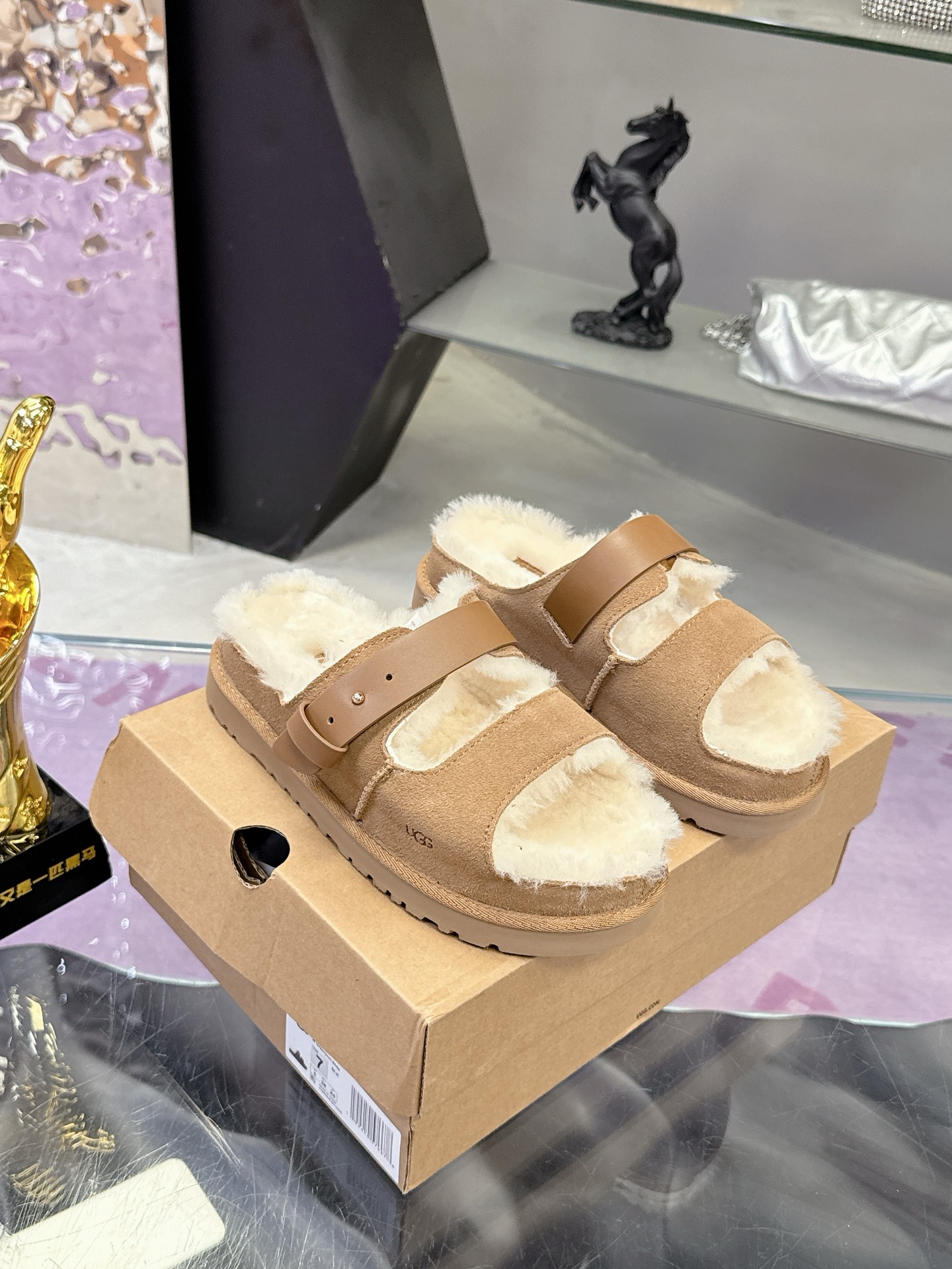 NO:535840,(100% wool) UGG I Port Souffle Flip Flops You can always believe in Kendou's UGG wear! Female celebrity chill out on the street looks~Up UGG Port Souffle Twice Souffle Twice Souffle Ten White Socks 10mm Wool Wrapped with minimalist American Academy style comfortable and fashionable I go out on the street with no effort Size: 35-40, fur shoes and slippers, slippers19860909（百分百羊毛） UGG I波特舒芙蕾二字拖搭扣款 你可以永远相信肯豆的UGG穿 搭! 女明星红毯后 chill 出街 look~上 脚UGG波特舒芙蕾拖 十白短袜 10 毫米羊毛包裹 搭配极简美式学院风造型 舒适又时髦 我 出街松弛不费力 Size:35-40,毛毛鞋拖鞋,slippers,Women's Shoes