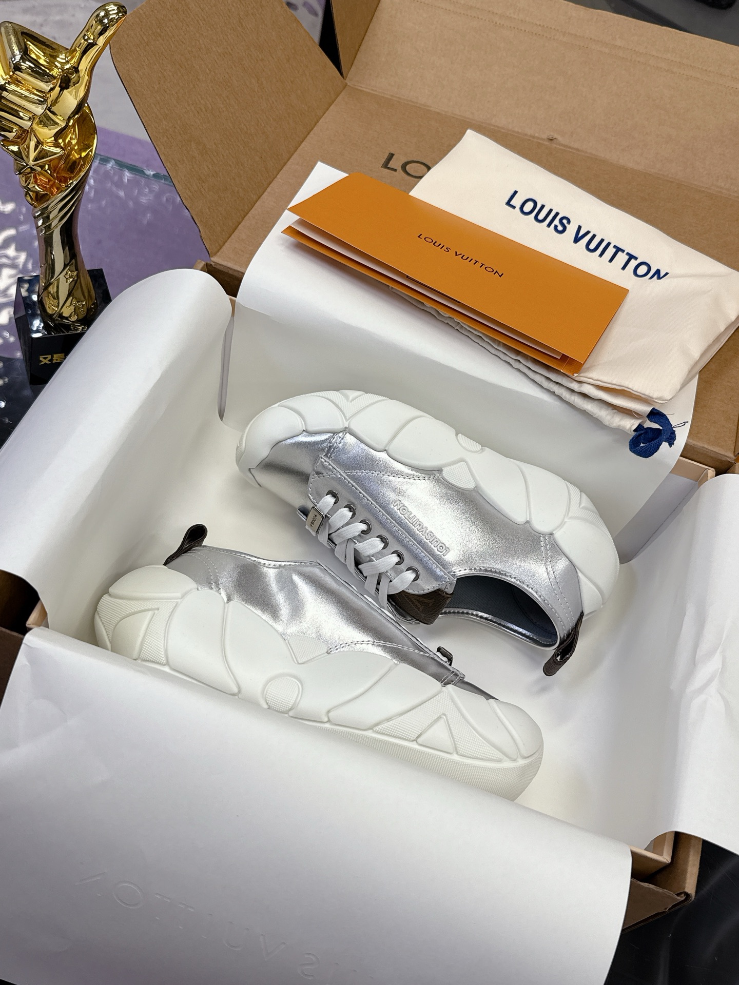 NO:535803,LV Louis Vuitton Latest Bubble Series Cloud Bread Shoes Casual Thick Sole Sneakers Original Purchase and Development Made This LV Bubble Sneaker is designed by Nicolas Ghesquière, the art director of women's clothing, and debuted at the 2025 autumn and winter fashion show. Monogram canvas tongue and Louis Vuitton rubber logo complement each other, and the thick rubber outsole is intertwined and blooms Monogram floral pattern Delivery counter exquisite packaging Fabric: original imported cowhide, original custom-made breathable net, sole original open molded anti-slip rubber material, sole thickness 5CM Size: women's 35-41, casual shoes/sports shoes, louis vuitton, louis vuitton, sneakers, cowhide19860909LV 路易威登 最新 Bubble系列 云朵 面包鞋 休闲 厚底 运动鞋 原版购入开发 做货 这款LV Bubble 运动鞋由女装艺术总监 Nicolas Ghesquière 操刀设计,亮相 2025 秋冬时装秀.Monogram 帆布鞋舌与路易威登橡胶标识相互映衬,厚实橡胶外底交织绽放 Monogram 花卉图案 配送专柜精美包装 面料:原版进口头层牛皮 内里原版定制透气网里 鞋底原版开模防滑橡胶材质 底厚5CM Size:女款35-41,休闲鞋/运动鞋,louis vuitton,louis vuitton,sneakers,cowhide,Women's Shoes