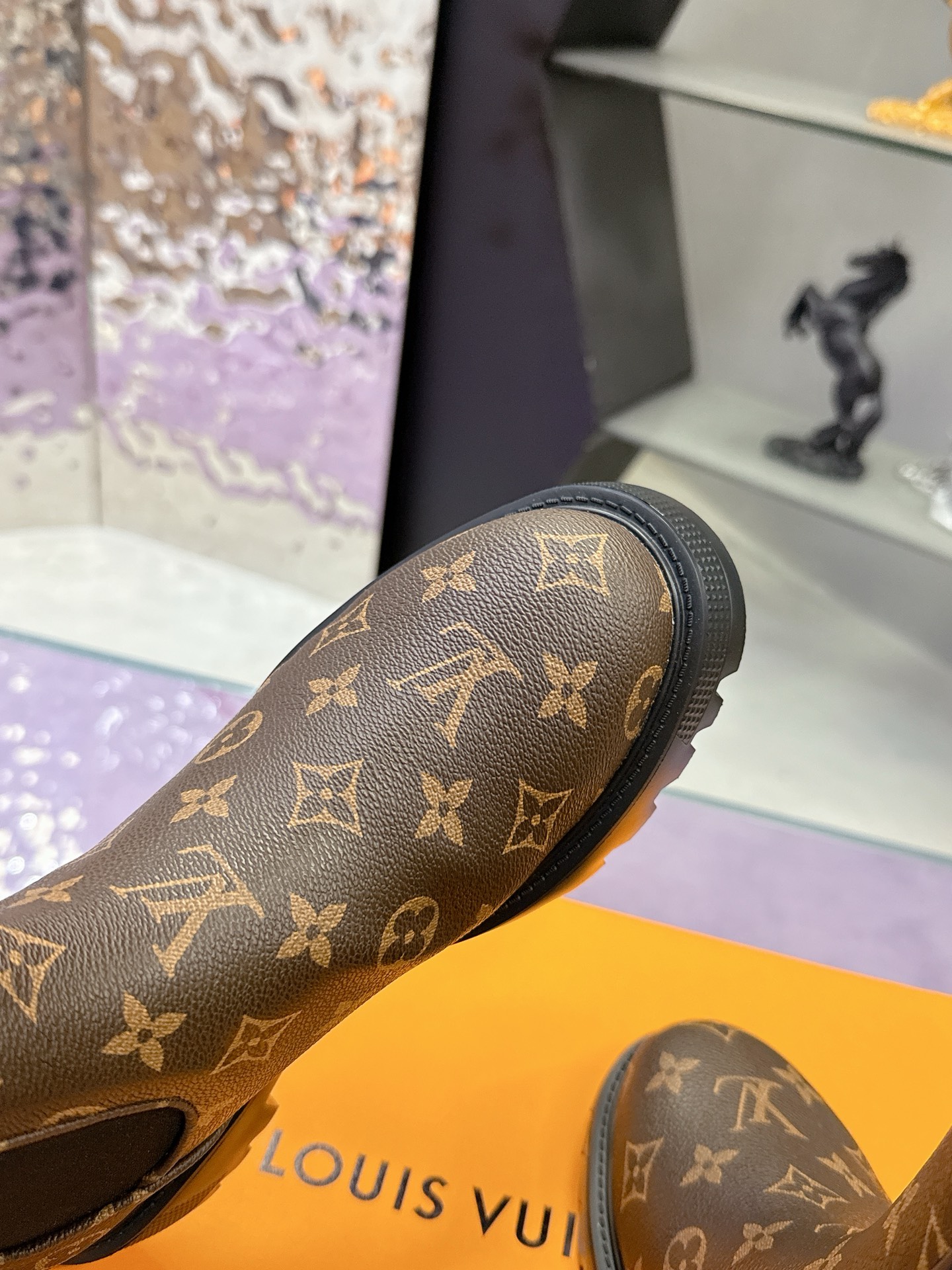工厂价：300
LOUS VUITON 🔥Lv靴子系列💗
路易威2025官网最新短靴款
官网💯原版一比一💎
LV Beaubourg 采用小牛皮呈现切尔西风格鞋面，搭配轻盈厚底，更有 Monogram 帆布镶边和撞色缝线分别勾勒弹力侧围和贴缝，巧妙演绎刚柔并济。是一款舒适大方，上脚百搭而又非常好看的时尚短靴🌹
鞋面：全粒面小牛皮🐂
内里垫脚：羊皮🐑
颜色：黑色/咖色
码数：35-40（可接外单定制41-43）