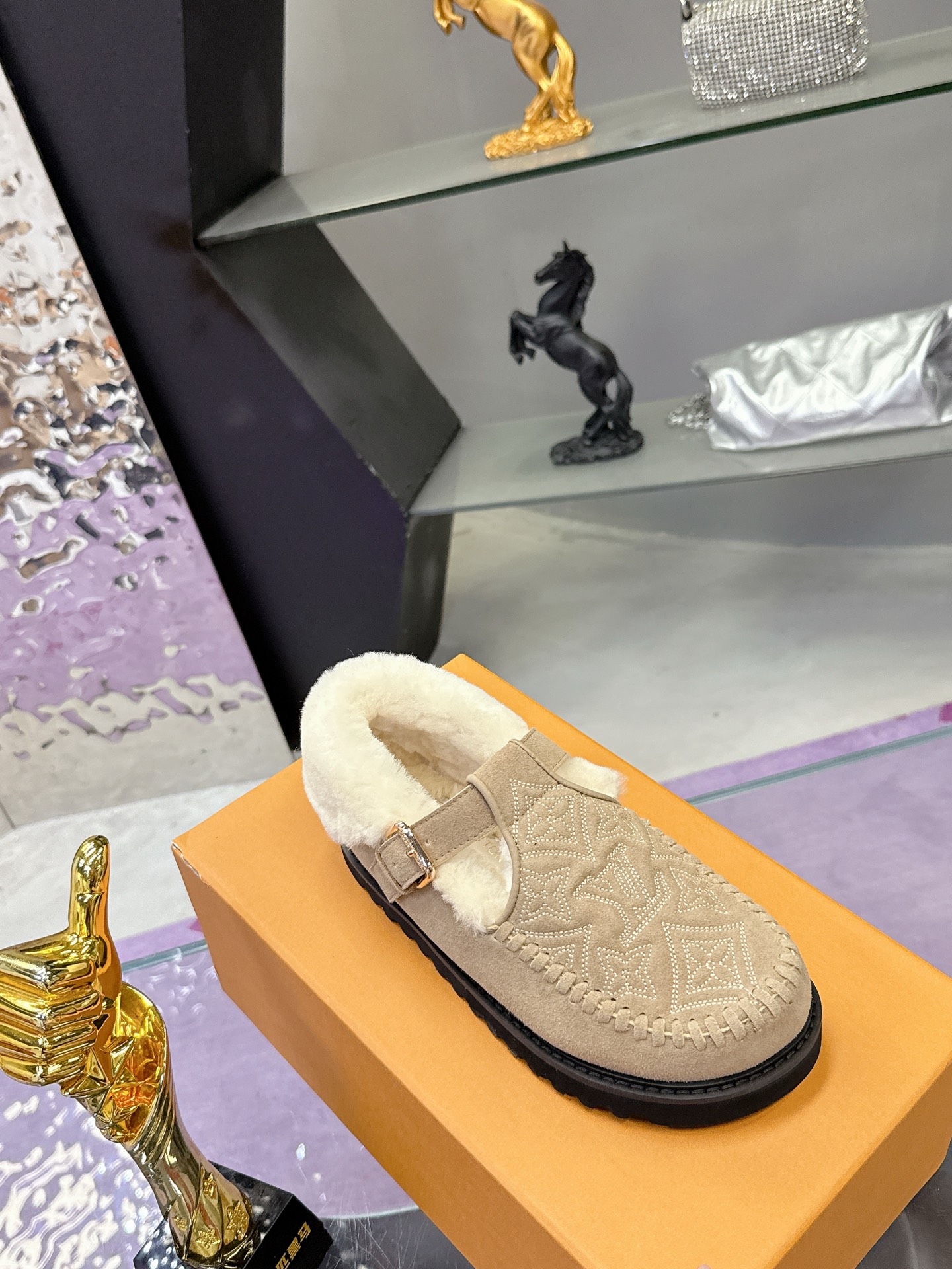 工厂价：280
路易威登lv louis vuott…on fw25new arrival～秋冬最新款毛毛拖鞋～
这双毛拖也是好好看！皮质的就是非常高级呀！！!搭配秋冬的牛仔短裤 简直就是完美呀！穿上立马拥有理想的身高有没有！
大爱款，有时尚元素，鞋面外表 贵气感十足 穿上它总能展现女性时尚韵味 时尚却不过分张扬，鞋面高档牛筋加上驴家字母扣实在太美 
鞋面：进口高端 磨砂/牛皮
大底：原版大底
内里：进口真羊毛
Size：35-40 （41 定制）
