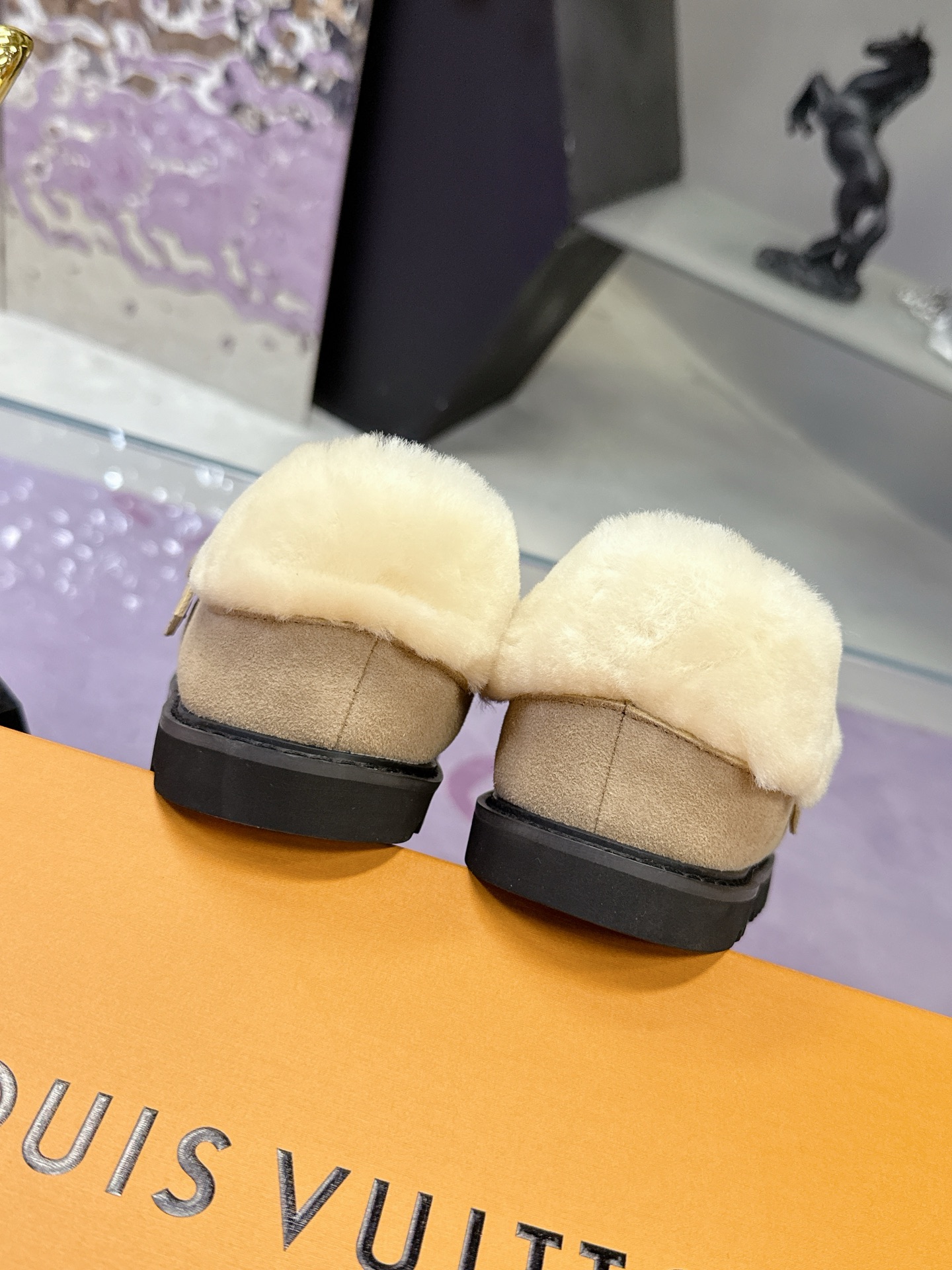 工厂价：280
路易威登lv louis vuott…on fw25new arrival～秋冬最新款毛毛拖鞋～
这双毛拖也是好好看！皮质的就是非常高级呀！！!搭配秋冬的牛仔短裤 简直就是完美呀！穿上立马拥有理想的身高有没有！
大爱款，有时尚元素，鞋面外表 贵气感十足 穿上它总能展现女性时尚韵味 时尚却不过分张扬，鞋面高档牛筋加上驴家字母扣实在太美 
鞋面：进口高端 磨砂/牛皮
大底：原版大底
内里：进口真羊毛
Size：35-40 （41 定制）

