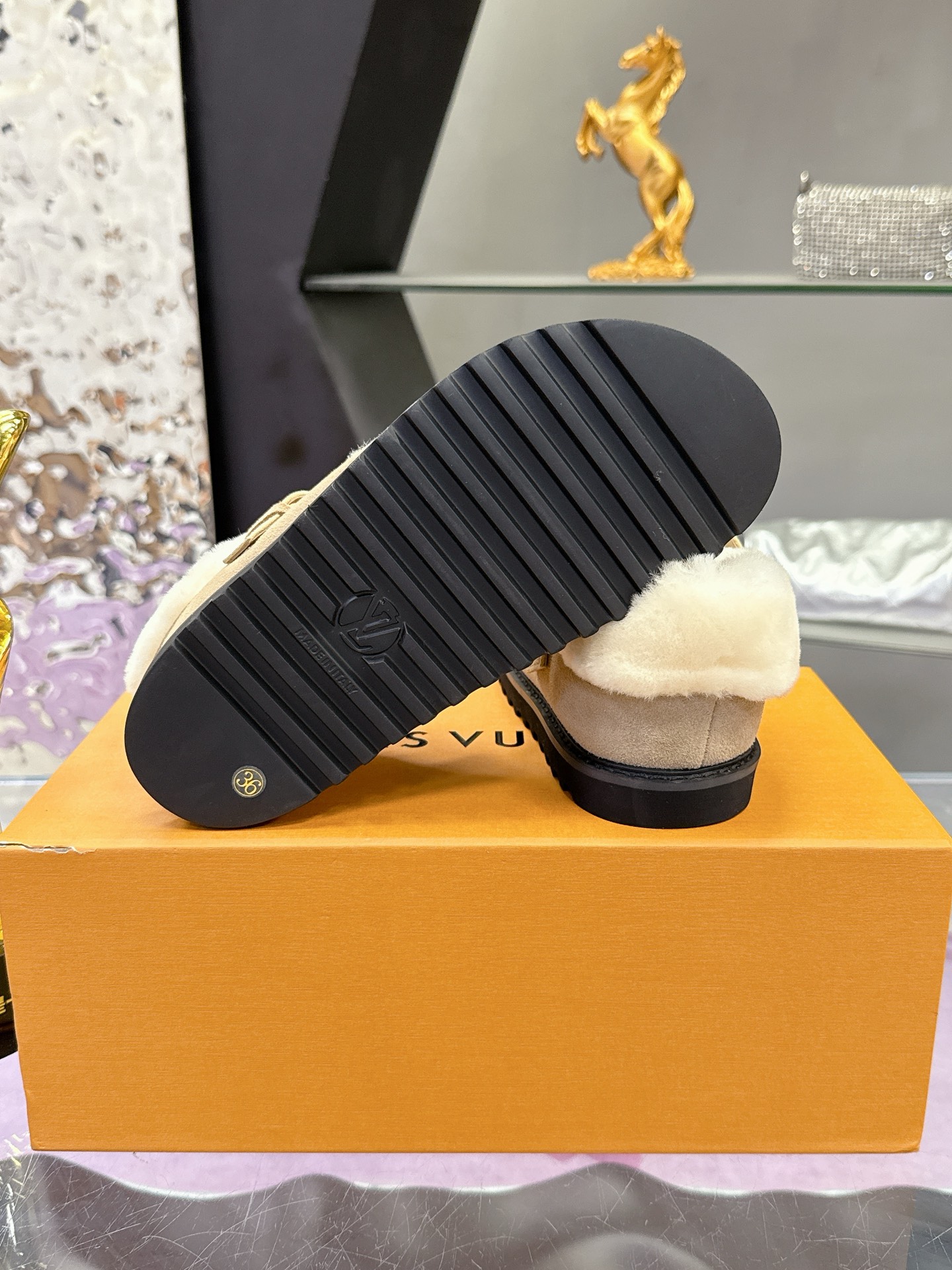 工厂价：280
路易威登lv louis vuott…on fw25new arrival～秋冬最新款毛毛拖鞋～
这双毛拖也是好好看！皮质的就是非常高级呀！！!搭配秋冬的牛仔短裤 简直就是完美呀！穿上立马拥有理想的身高有没有！
大爱款，有时尚元素，鞋面外表 贵气感十足 穿上它总能展现女性时尚韵味 时尚却不过分张扬，鞋面高档牛筋加上驴家字母扣实在太美 
鞋面：进口高端 磨砂/牛皮
大底：原版大底
内里：进口真羊毛
Size：35-40 （41 定制）
