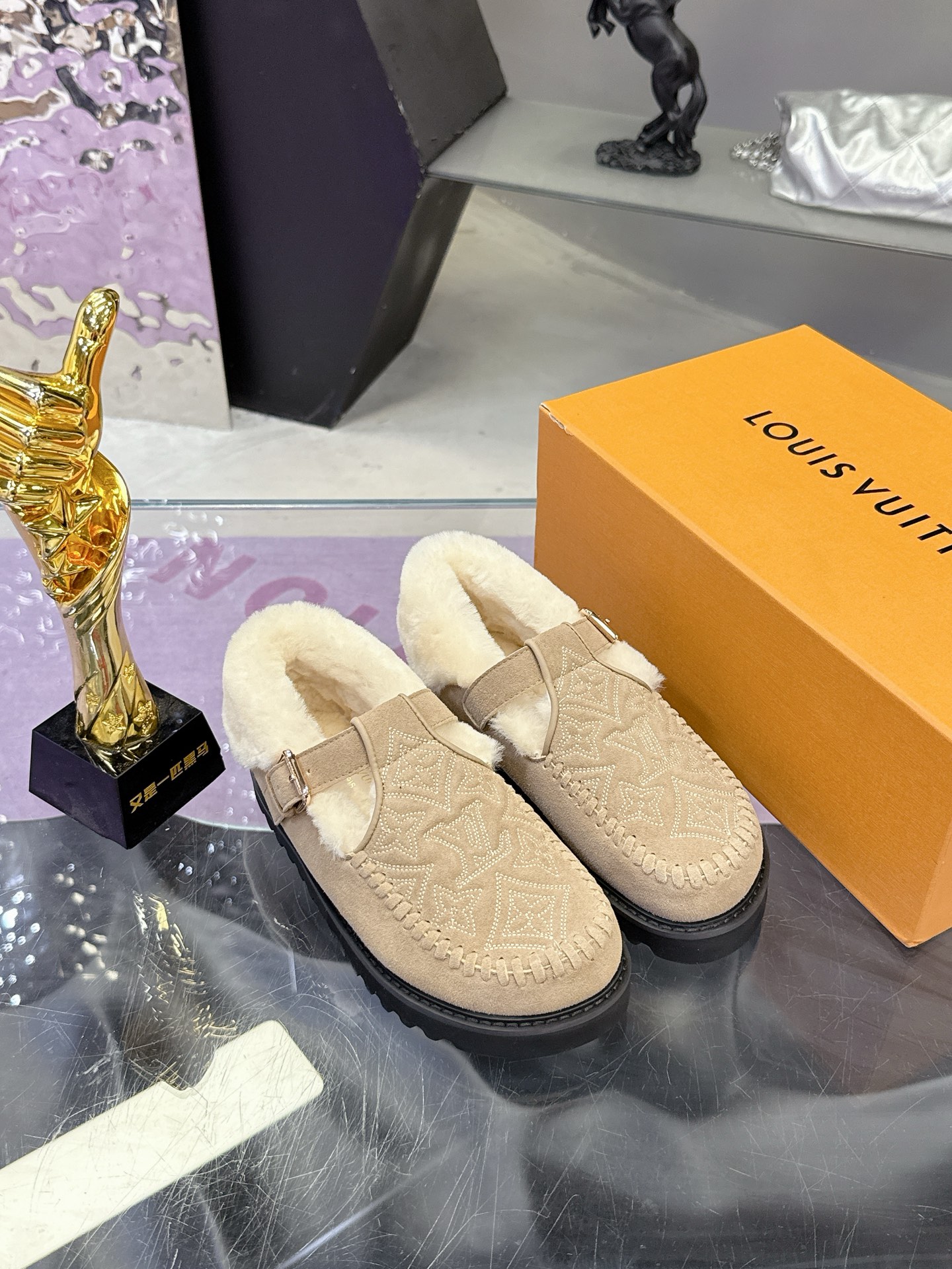 工厂价：280
路易威登lv louis vuott…on fw25new arrival～秋冬最新款毛毛拖鞋～
这双毛拖也是好好看！皮质的就是非常高级呀！！!搭配秋冬的牛仔短裤 简直就是完美呀！穿上立马拥有理想的身高有没有！
大爱款，有时尚元素，鞋面外表 贵气感十足 穿上它总能展现女性时尚韵味 时尚却不过分张扬，鞋面高档牛筋加上驴家字母扣实在太美 
鞋面：进口高端 磨砂/牛皮
大底：原版大底
内里：进口真羊毛
Size：35-40 （41 定制）
