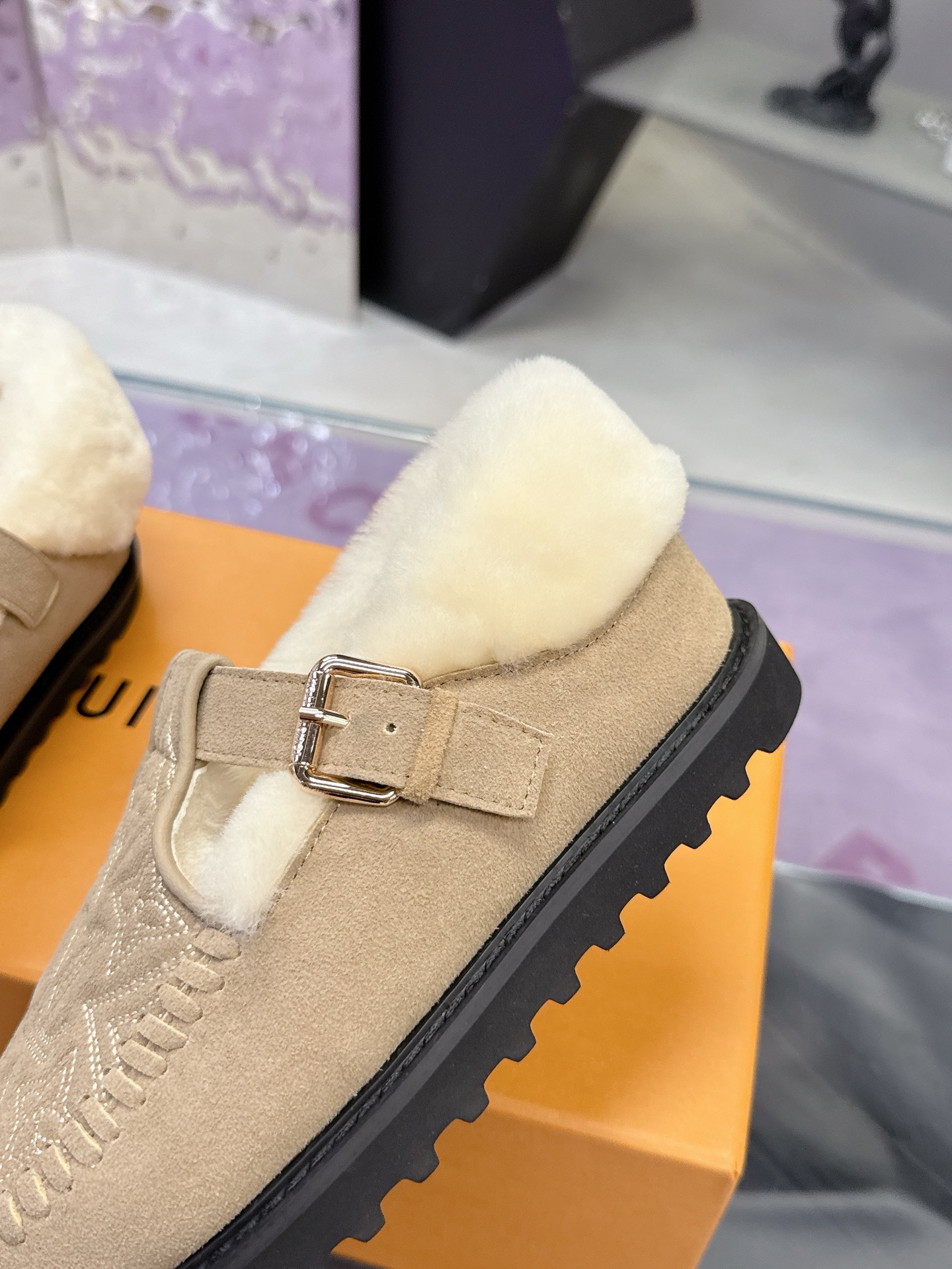 工厂价：280
路易威登lv louis vuott…on fw25new arrival～秋冬最新款毛毛拖鞋～
这双毛拖也是好好看！皮质的就是非常高级呀！！!搭配秋冬的牛仔短裤 简直就是完美呀！穿上立马拥有理想的身高有没有！
大爱款，有时尚元素，鞋面外表 贵气感十足 穿上它总能展现女性时尚韵味 时尚却不过分张扬，鞋面高档牛筋加上驴家字母扣实在太美 
鞋面：进口高端 磨砂/牛皮
大底：原版大底
内里：进口真羊毛
Size：35-40 （41 定制）
