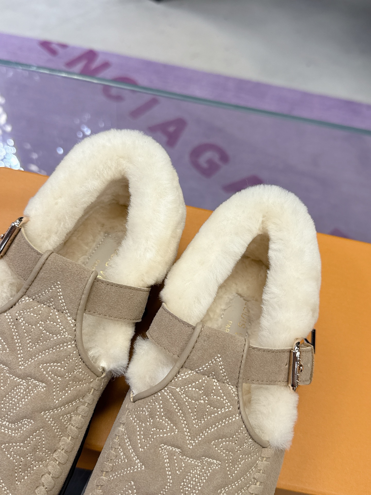 工厂价：280
路易威登lv louis vuott…on fw25new arrival～秋冬最新款毛毛拖鞋～
这双毛拖也是好好看！皮质的就是非常高级呀！！!搭配秋冬的牛仔短裤 简直就是完美呀！穿上立马拥有理想的身高有没有！
大爱款，有时尚元素，鞋面外表 贵气感十足 穿上它总能展现女性时尚韵味 时尚却不过分张扬，鞋面高档牛筋加上驴家字母扣实在太美 
鞋面：进口高端 磨砂/牛皮
大底：原版大底
内里：进口真羊毛
Size：35-40 （41 定制）
