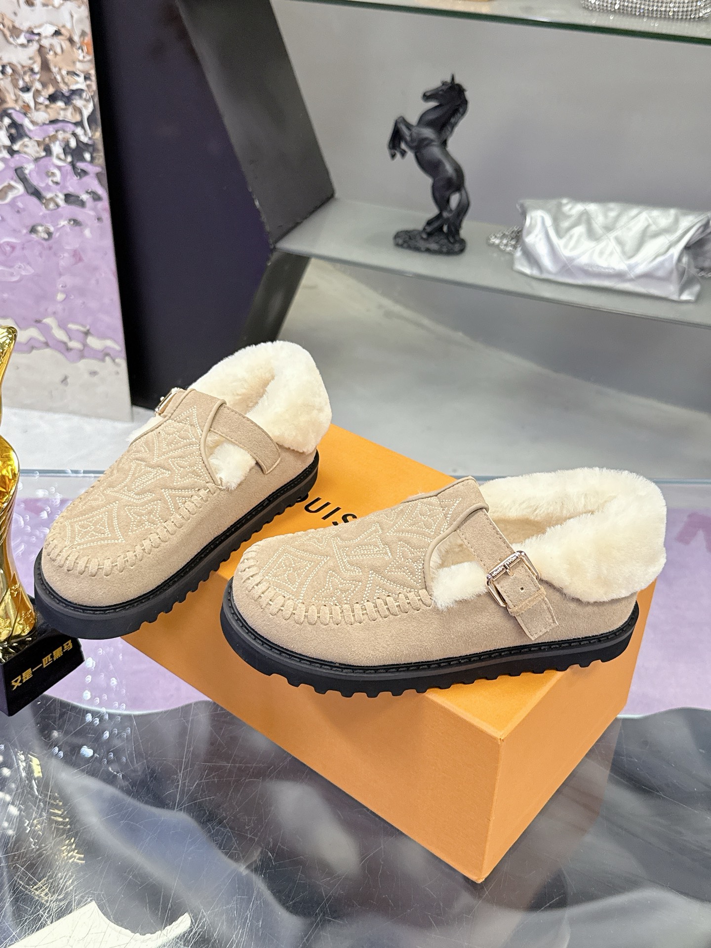 工厂价：280
路易威登lv louis vuott…on fw25new arrival～秋冬最新款毛毛拖鞋～
这双毛拖也是好好看！皮质的就是非常高级呀！！!搭配秋冬的牛仔短裤 简直就是完美呀！穿上立马拥有理想的身高有没有！
大爱款，有时尚元素，鞋面外表 贵气感十足 穿上它总能展现女性时尚韵味 时尚却不过分张扬，鞋面高档牛筋加上驴家字母扣实在太美 
鞋面：进口高端 磨砂/牛皮
大底：原版大底
内里：进口真羊毛
Size：35-40 （41 定制）
