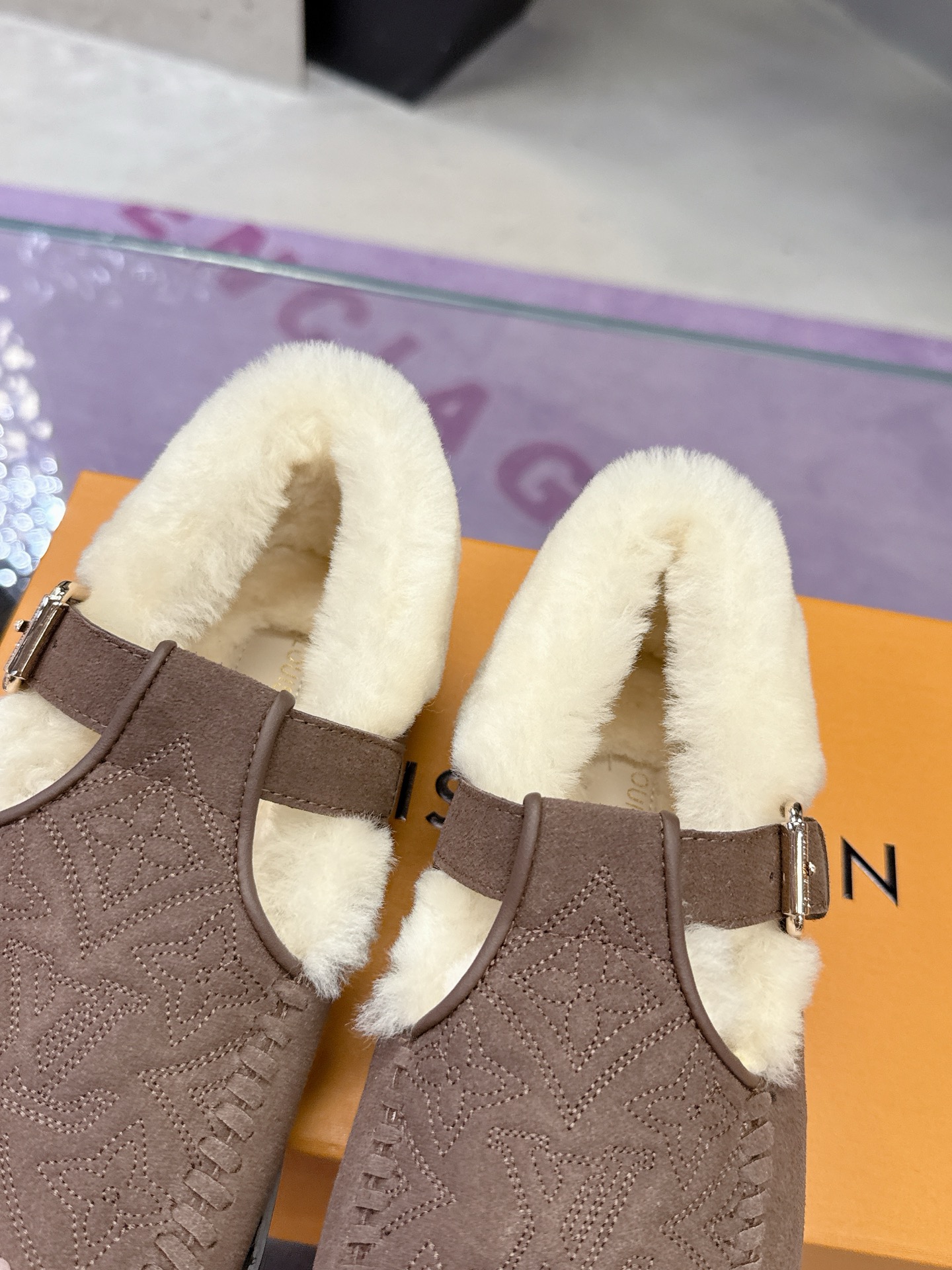 工厂价：280
路易威登lv louis vuott…on fw24 new arrival～秋冬最新款毛毛拖鞋～
这双毛拖也是好好看！皮质的就是非常高级呀！！!搭配秋冬的牛仔短裤 简直就是完美呀！穿上立马拥有理想的身高有没有！
大爱款，有时尚元素，鞋面外表 贵气感十足 穿上它总能展现女性时尚韵味 时尚却不过分张扬，鞋面高档牛筋加上驴家字母扣实在太美 
鞋面：进口高端 磨砂/牛皮
大底：原版大底
内里：进口真羊毛
Size：35-40 （41 定制）
