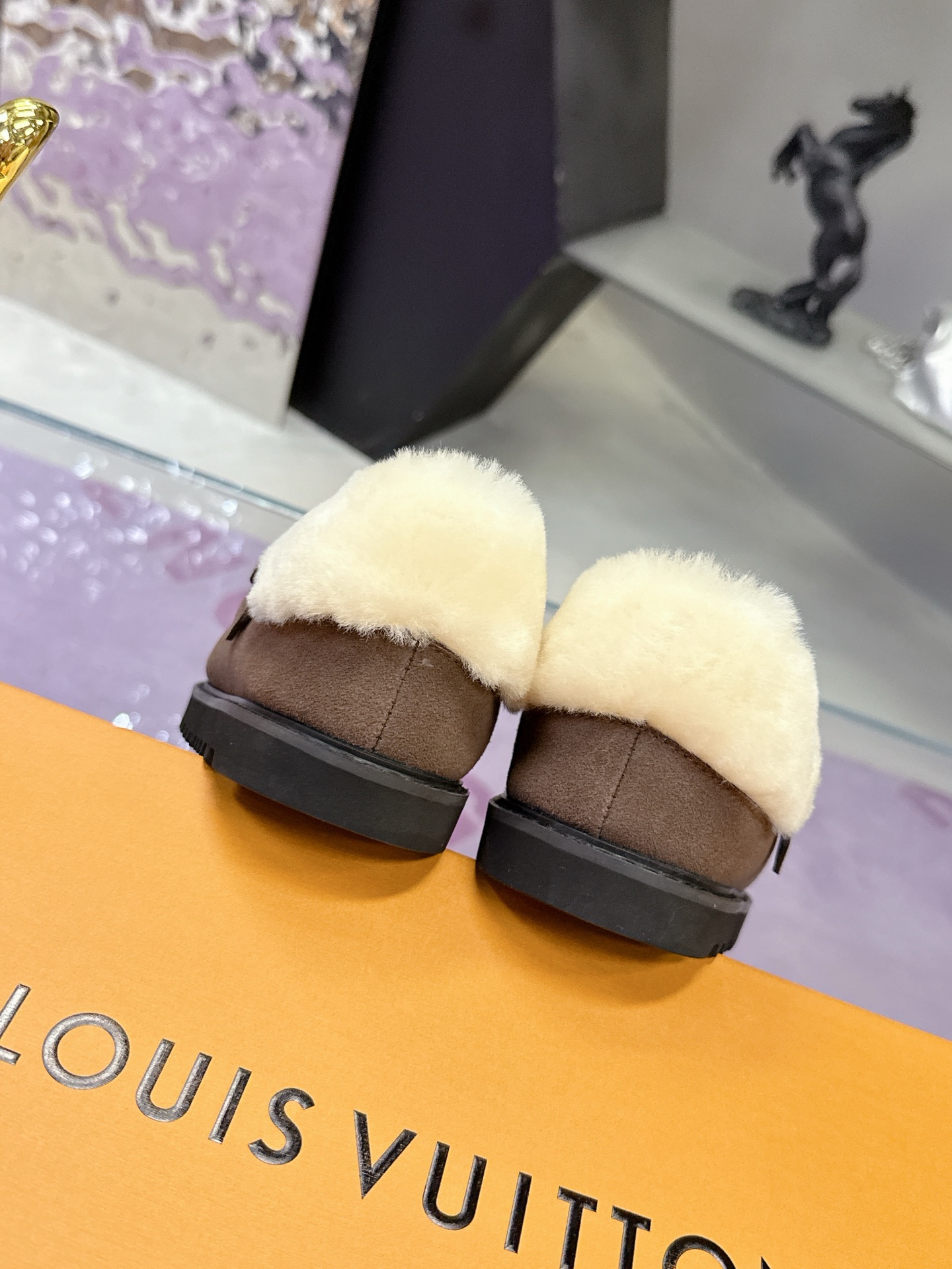 工厂价：280
路易威登lv louis vuott…on fw24 new arrival～秋冬最新款毛毛拖鞋～
这双毛拖也是好好看！皮质的就是非常高级呀！！!搭配秋冬的牛仔短裤 简直就是完美呀！穿上立马拥有理想的身高有没有！
大爱款，有时尚元素，鞋面外表 贵气感十足 穿上它总能展现女性时尚韵味 时尚却不过分张扬，鞋面高档牛筋加上驴家字母扣实在太美 
鞋面：进口高端 磨砂/牛皮
大底：原版大底
内里：进口真羊毛
Size：35-40 （41 定制）
