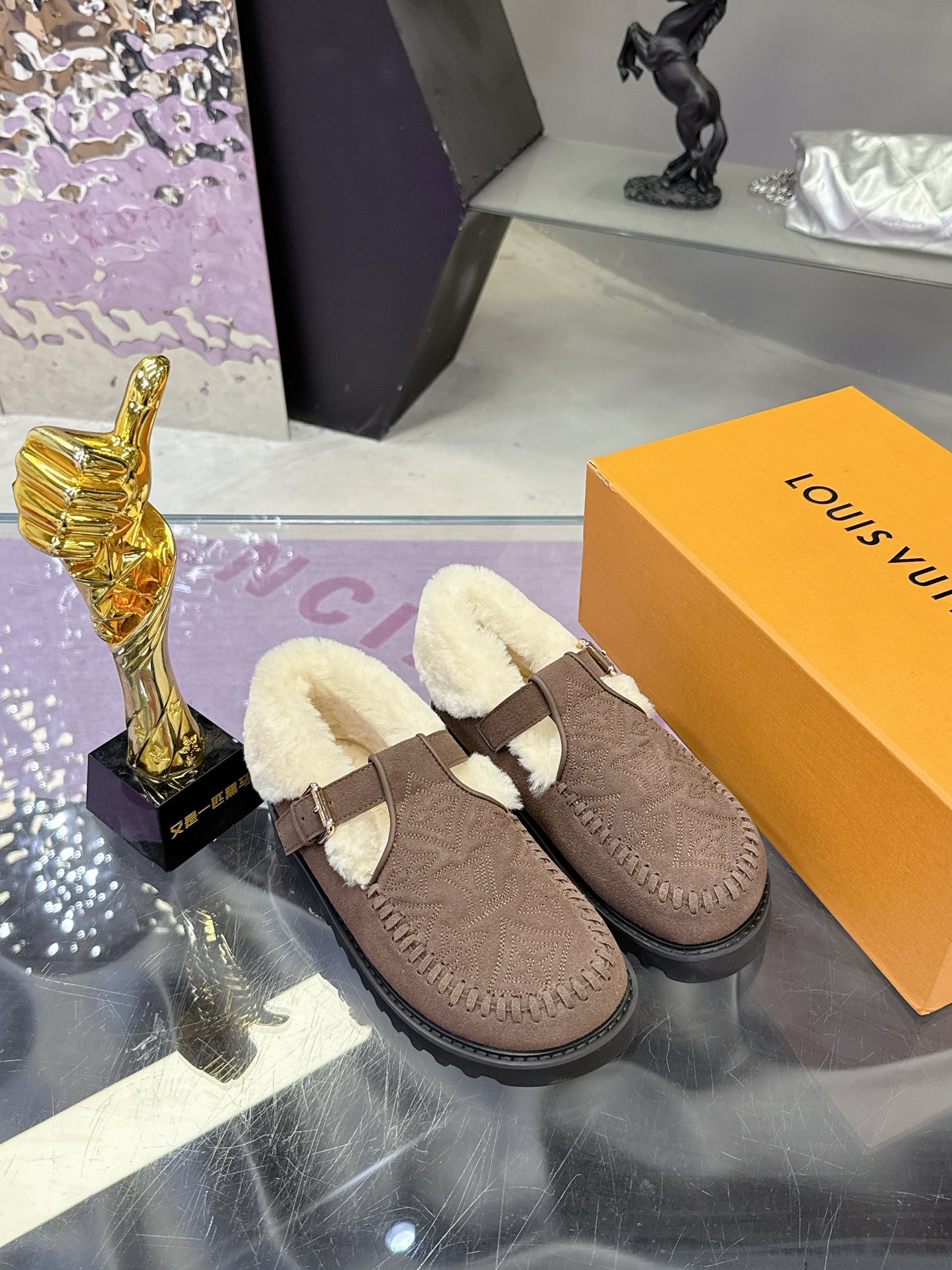 工厂价：280
路易威登lv louis vuott…on fw24 new arrival～秋冬最新款毛毛拖鞋～
这双毛拖也是好好看！皮质的就是非常高级呀！！!搭配秋冬的牛仔短裤 简直就是完美呀！穿上立马拥有理想的身高有没有！
大爱款，有时尚元素，鞋面外表 贵气感十足 穿上它总能展现女性时尚韵味 时尚却不过分张扬，鞋面高档牛筋加上驴家字母扣实在太美 
鞋面：进口高端 磨砂/牛皮
大底：原版大底
内里：进口真羊毛
Size：35-40 （41 定制）
