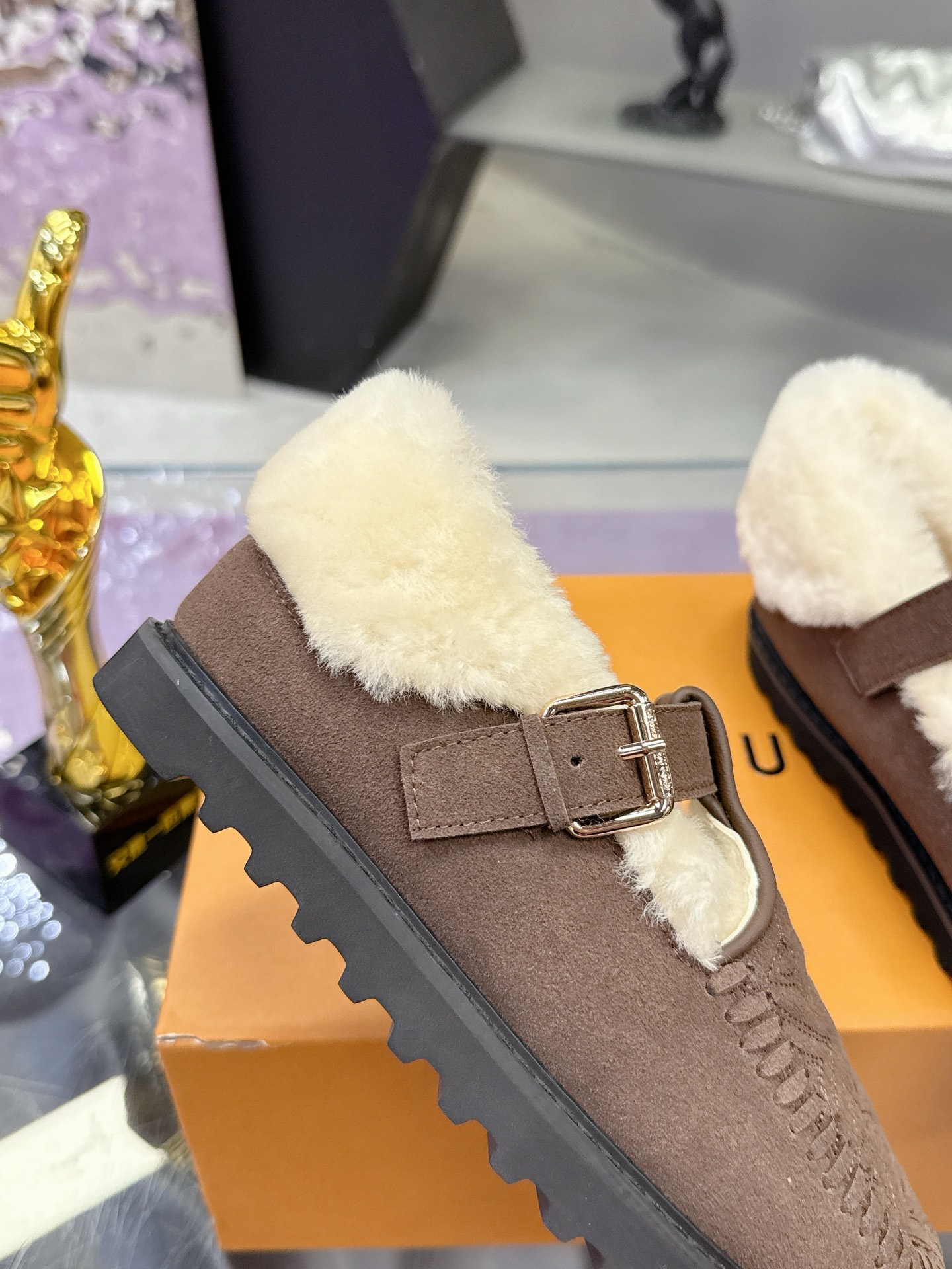 工厂价：280
路易威登lv louis vuott…on fw24 new arrival～秋冬最新款毛毛拖鞋～
这双毛拖也是好好看！皮质的就是非常高级呀！！!搭配秋冬的牛仔短裤 简直就是完美呀！穿上立马拥有理想的身高有没有！
大爱款，有时尚元素，鞋面外表 贵气感十足 穿上它总能展现女性时尚韵味 时尚却不过分张扬，鞋面高档牛筋加上驴家字母扣实在太美 
鞋面：进口高端 磨砂/牛皮
大底：原版大底
内里：进口真羊毛
Size：35-40 （41 定制）
