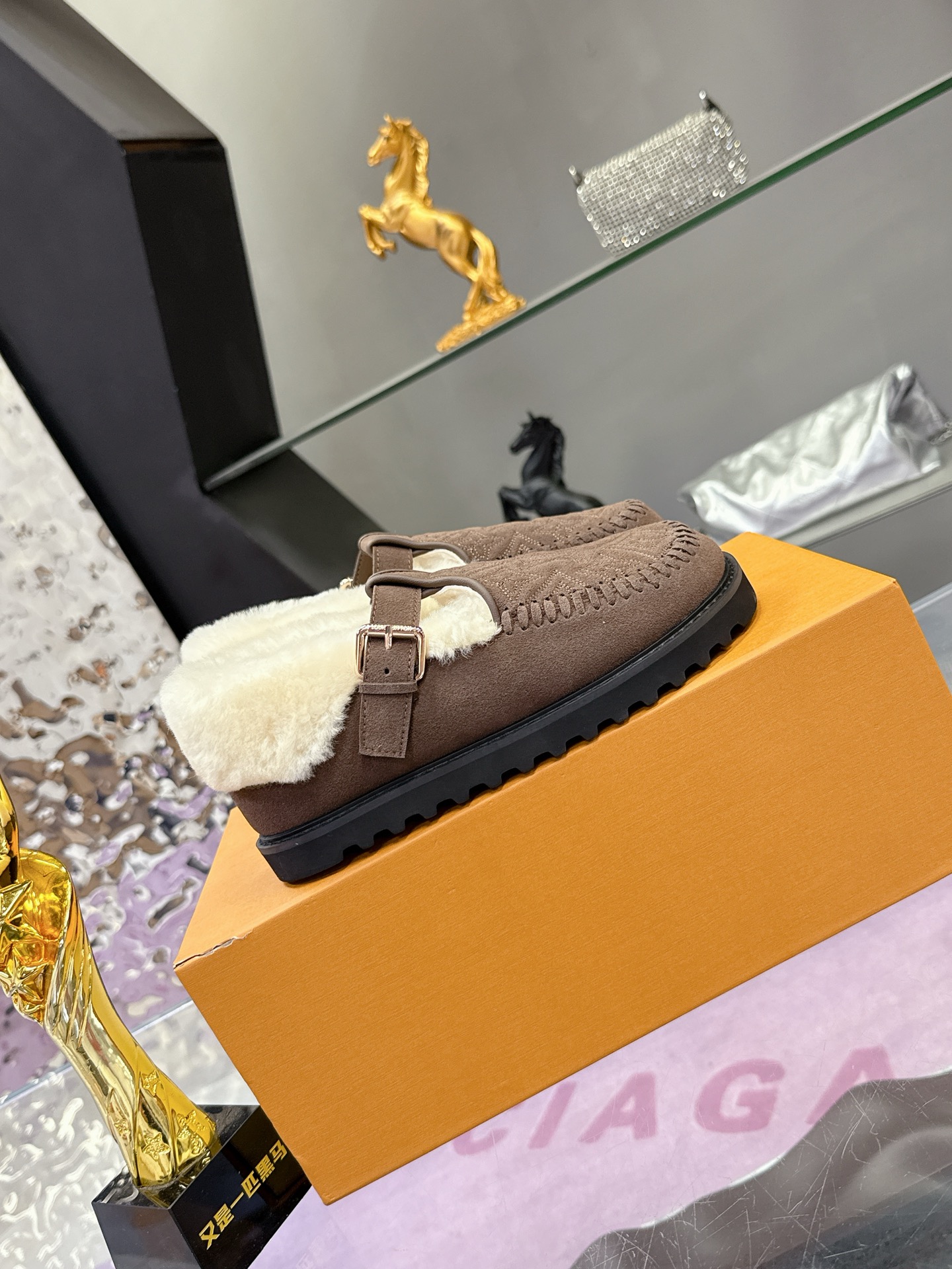 工厂价：280
路易威登lv louis vuott…on fw24 new arrival～秋冬最新款毛毛拖鞋～
这双毛拖也是好好看！皮质的就是非常高级呀！！!搭配秋冬的牛仔短裤 简直就是完美呀！穿上立马拥有理想的身高有没有！
大爱款，有时尚元素，鞋面外表 贵气感十足 穿上它总能展现女性时尚韵味 时尚却不过分张扬，鞋面高档牛筋加上驴家字母扣实在太美 
鞋面：进口高端 磨砂/牛皮
大底：原版大底
内里：进口真羊毛
Size：35-40 （41 定制）

