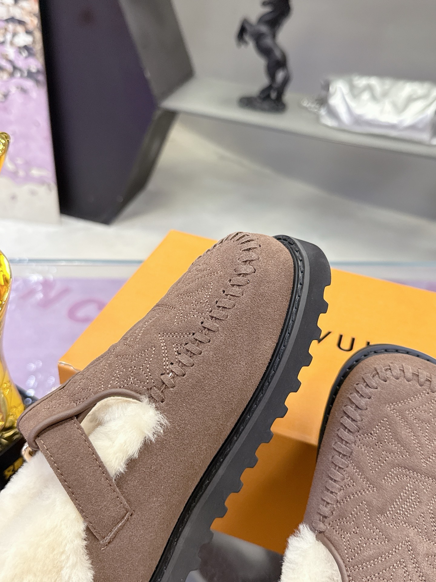 工厂价：280
路易威登lv louis vuott…on fw24 new arrival～秋冬最新款毛毛拖鞋～
这双毛拖也是好好看！皮质的就是非常高级呀！！!搭配秋冬的牛仔短裤 简直就是完美呀！穿上立马拥有理想的身高有没有！
大爱款，有时尚元素，鞋面外表 贵气感十足 穿上它总能展现女性时尚韵味 时尚却不过分张扬，鞋面高档牛筋加上驴家字母扣实在太美 
鞋面：进口高端 磨砂/牛皮
大底：原版大底
内里：进口真羊毛
Size：35-40 （41 定制）
