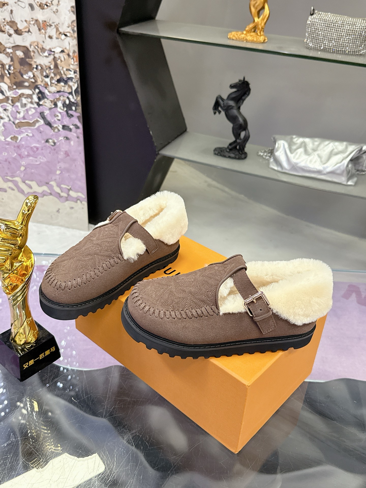 工厂价：280
路易威登lv louis vuott…on fw24 new arrival～秋冬最新款毛毛拖鞋～
这双毛拖也是好好看！皮质的就是非常高级呀！！!搭配秋冬的牛仔短裤 简直就是完美呀！穿上立马拥有理想的身高有没有！
大爱款，有时尚元素，鞋面外表 贵气感十足 穿上它总能展现女性时尚韵味 时尚却不过分张扬，鞋面高档牛筋加上驴家字母扣实在太美 
鞋面：进口高端 磨砂/牛皮
大底：原版大底
内里：进口真羊毛
Size：35-40 （41 定制）
