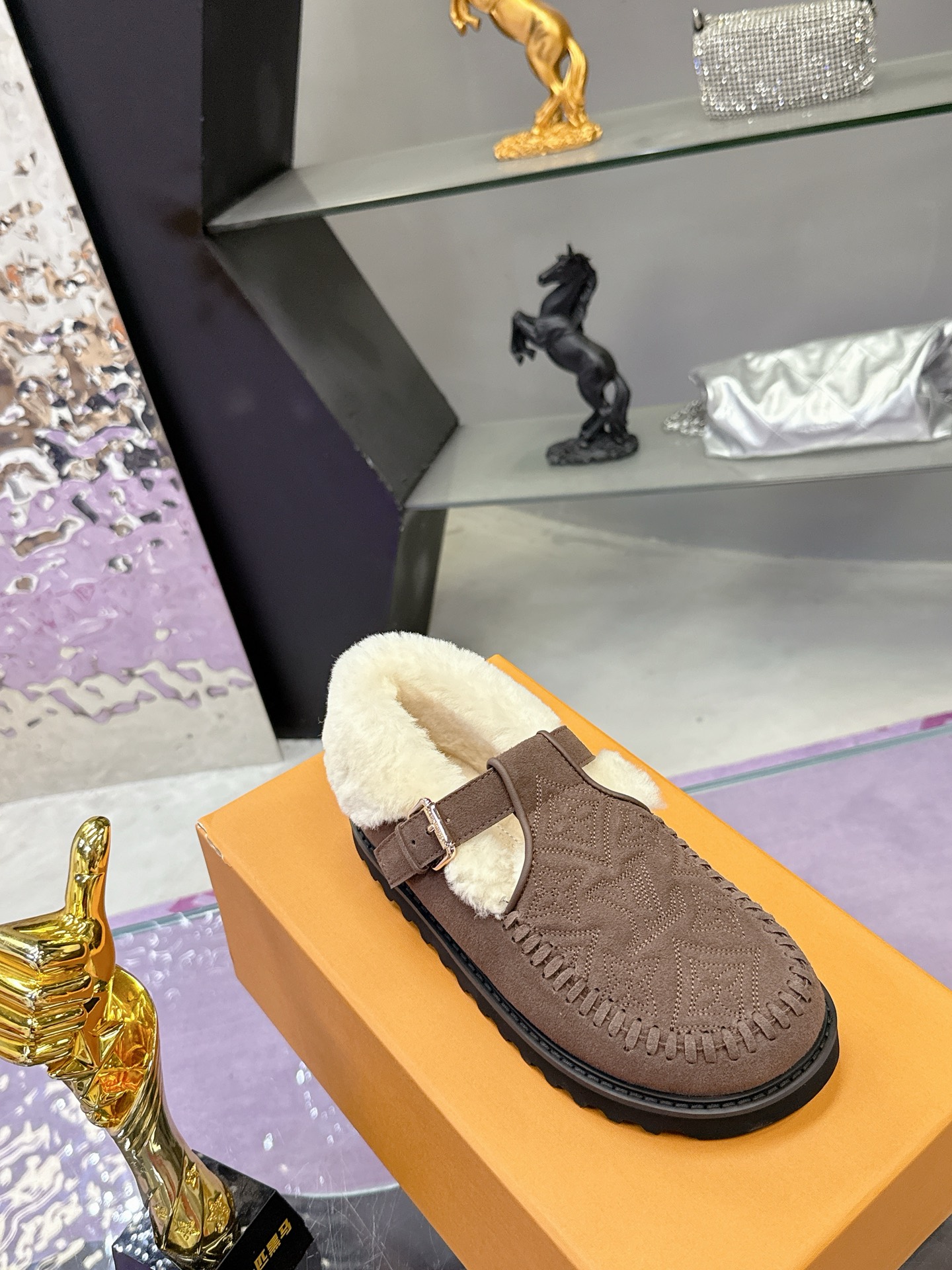 工厂价：280
路易威登lv louis vuott…on fw24 new arrival～秋冬最新款毛毛拖鞋～
这双毛拖也是好好看！皮质的就是非常高级呀！！!搭配秋冬的牛仔短裤 简直就是完美呀！穿上立马拥有理想的身高有没有！
大爱款，有时尚元素，鞋面外表 贵气感十足 穿上它总能展现女性时尚韵味 时尚却不过分张扬，鞋面高档牛筋加上驴家字母扣实在太美 
鞋面：进口高端 磨砂/牛皮
大底：原版大底
内里：进口真羊毛
Size：35-40 （41 定制）
