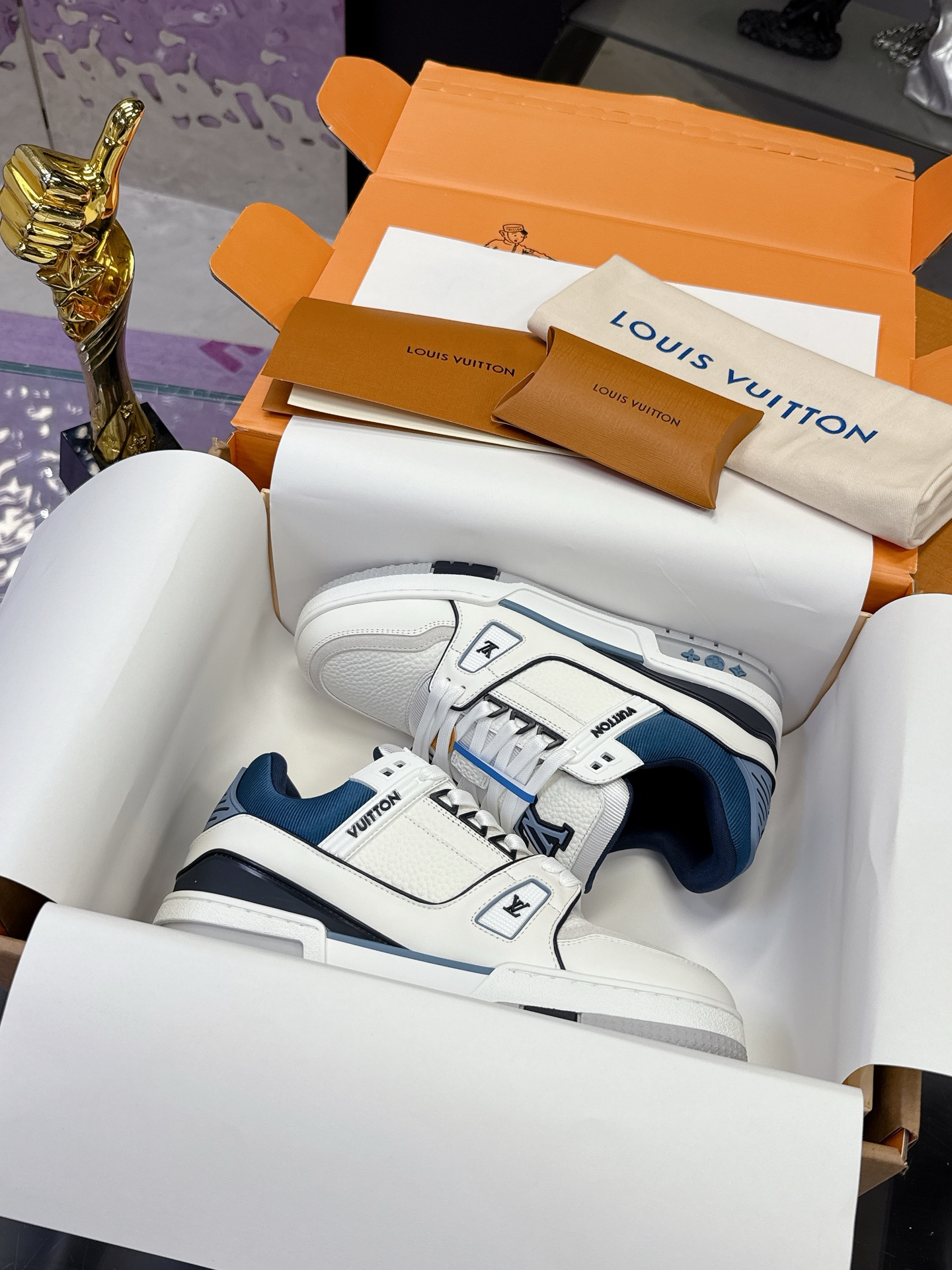 Louis Vuitton 本款 LV Trainer 运动鞋取材粒面牛皮革 以活力配色致意Virgil Abloh受 篮球鞋启发而创作的