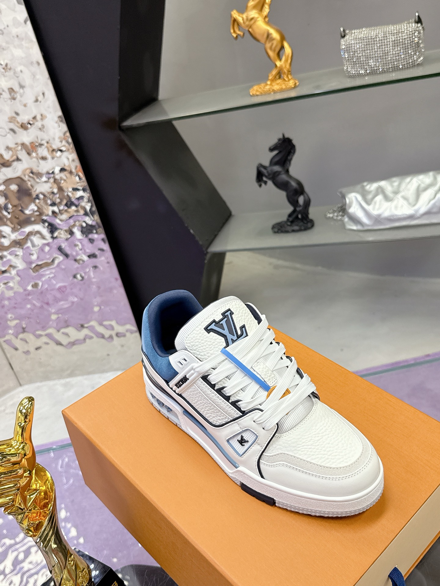 Louis Vuitton 本款 LV Trainer 运动鞋取材粒面牛皮革 以活力配色致意Virgil Abloh受 篮球鞋启发而创作的