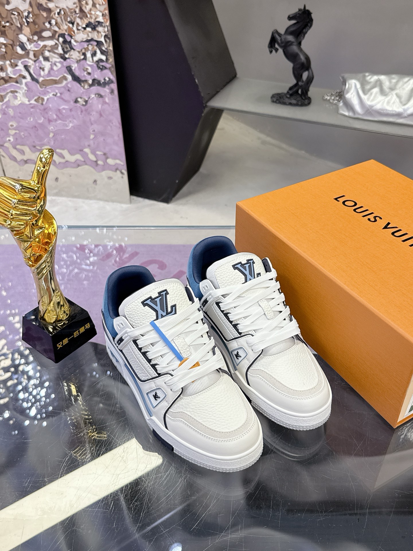 Louis Vuitton 本款 LV Trainer 运动鞋取材粒面牛皮革 以活力配色致意Virgil Abloh受 篮球鞋启发而创作的