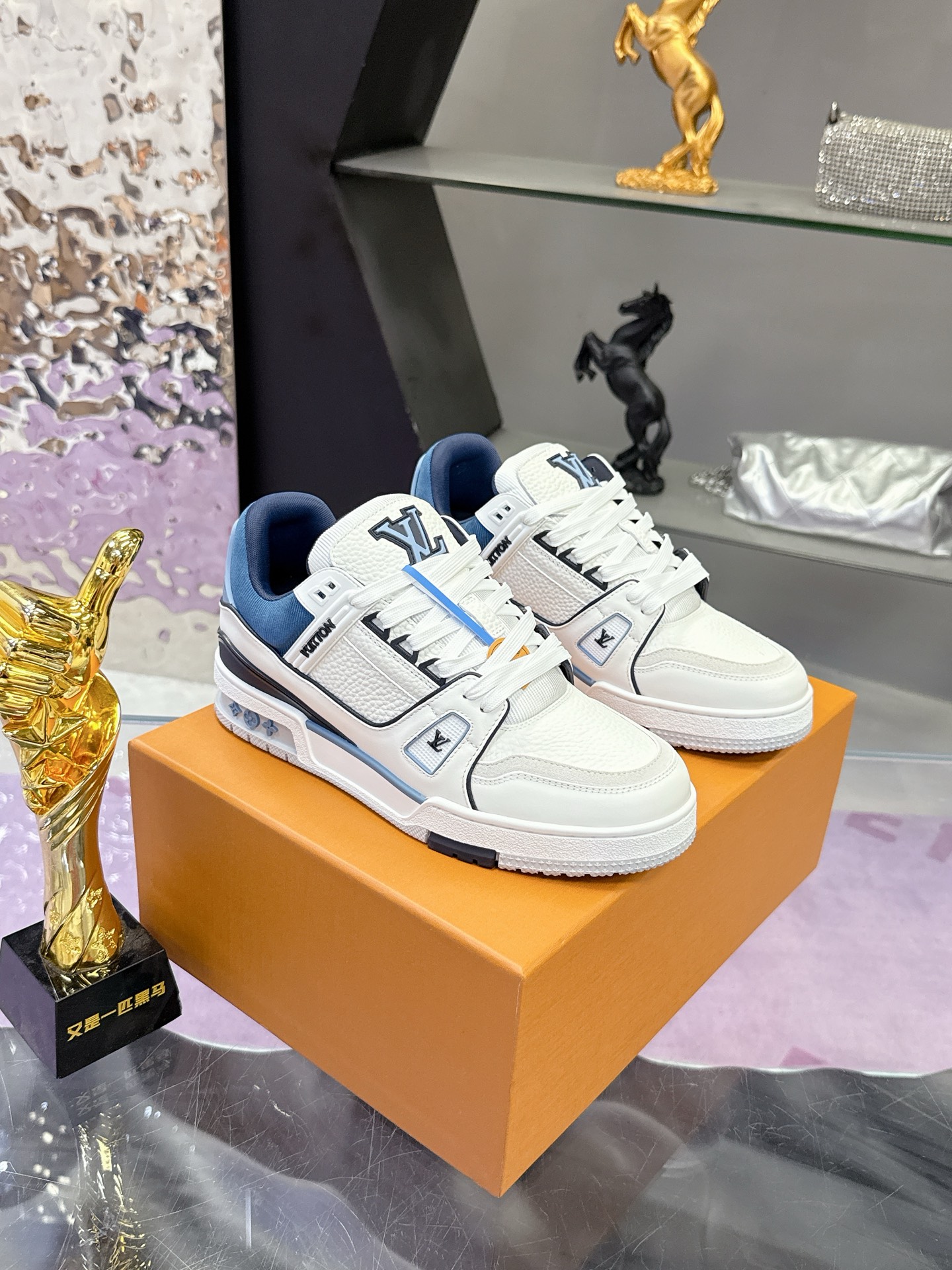 Louis Vuitton 本款 LV Trainer 运动鞋取材粒面牛皮革 以活力配色致意Virgil Abloh受 篮球鞋启发而创作的